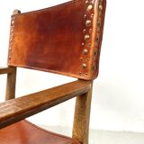 Paire de chaises de château brutalistes anciennes faites à la main en chêne et cuir cognac, années 1920.