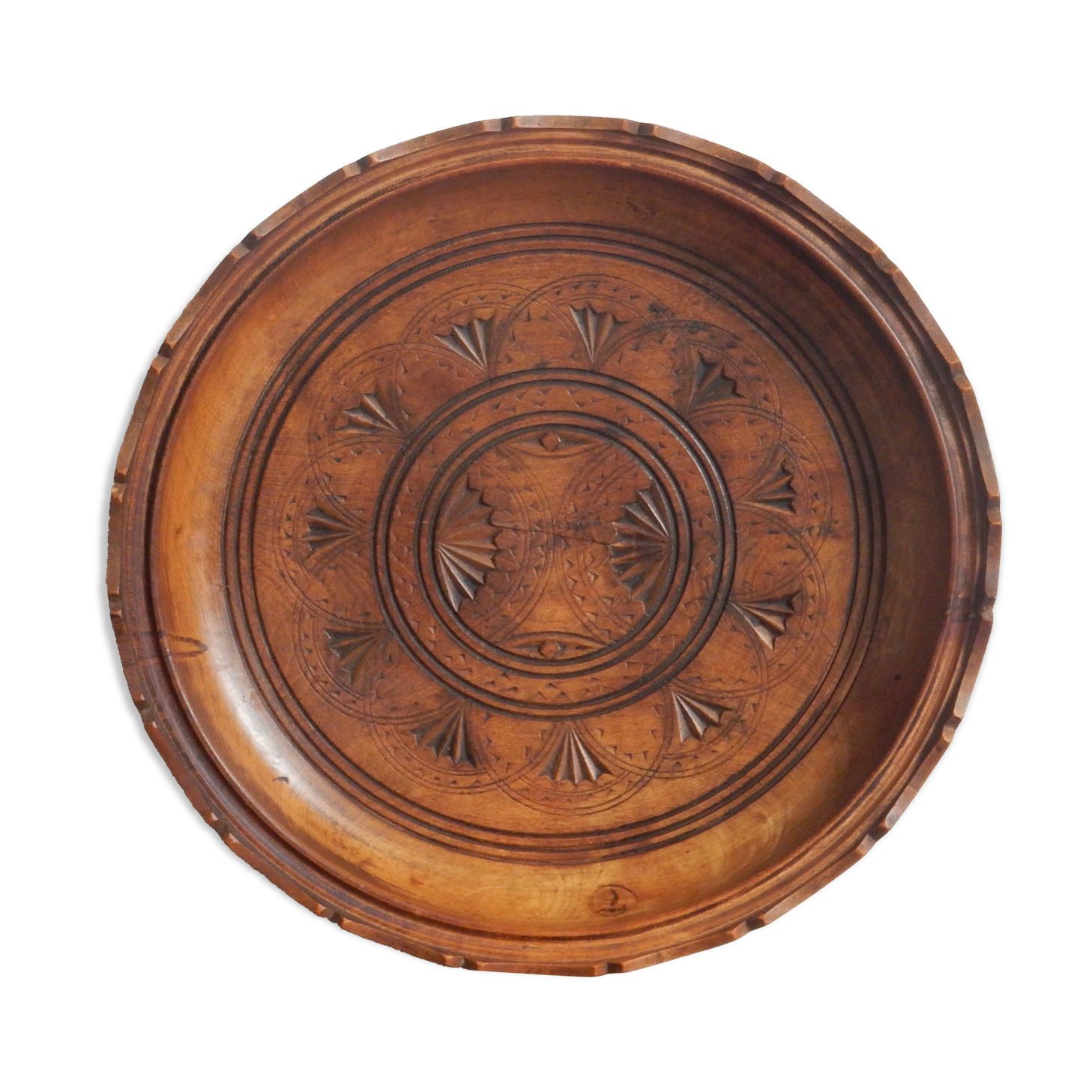 Decorative plate in carved wood