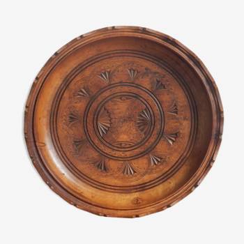 Decorative plate in carved wood