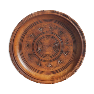 Decorative plate in carved wood