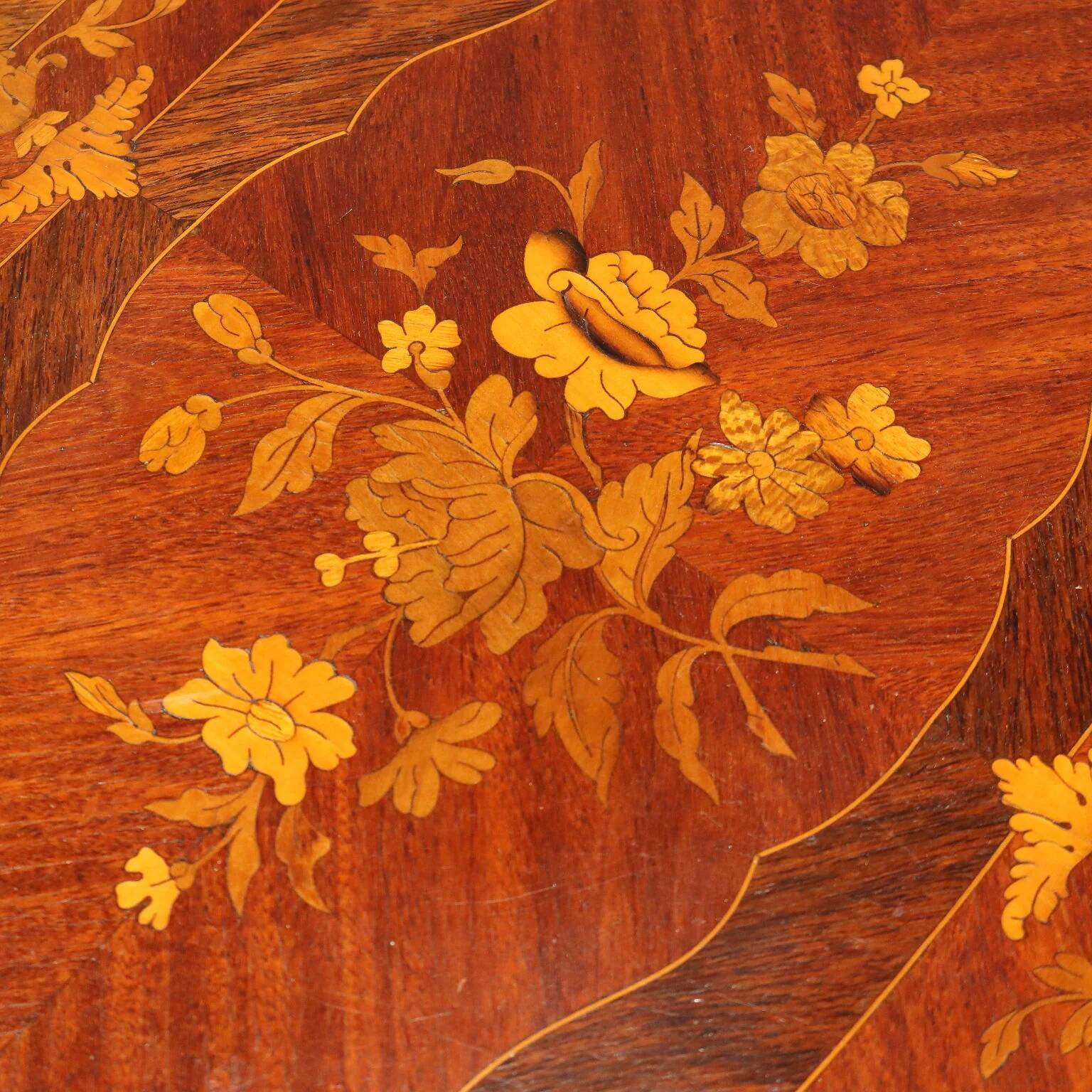 Game table in Indian rosewood and mahogany