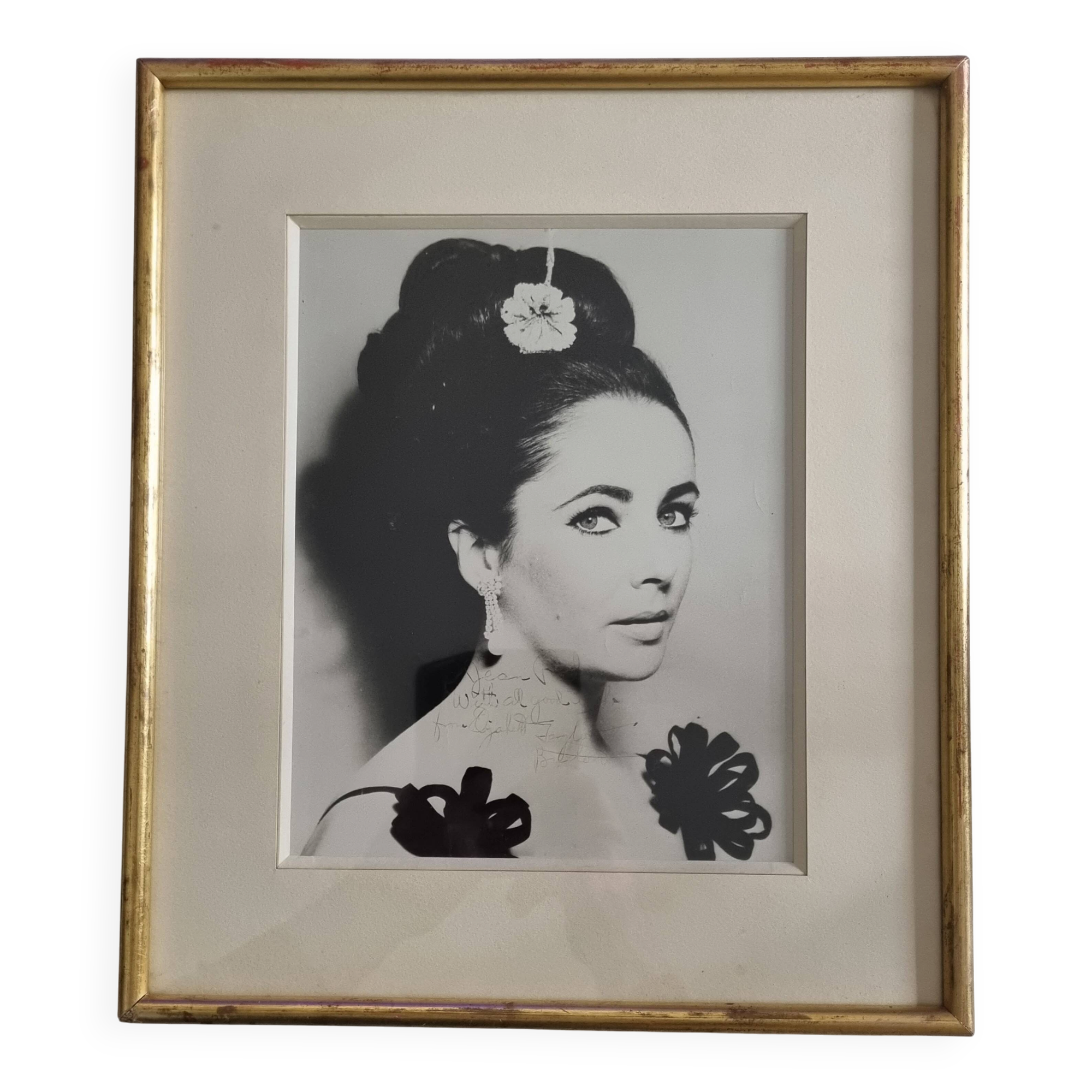 Signed photograph of Elizabeth Taylor, framed silver print 32x37 cm.