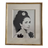 Signed photograph of Elizabeth Taylor, framed silver print 32x37 cm.