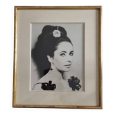 Signed photograph of Elizabeth Taylor, framed silver print 32x37 cm.