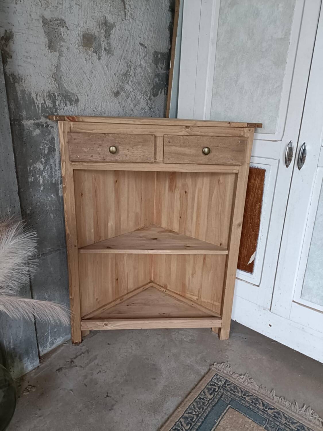 Corner cabinet