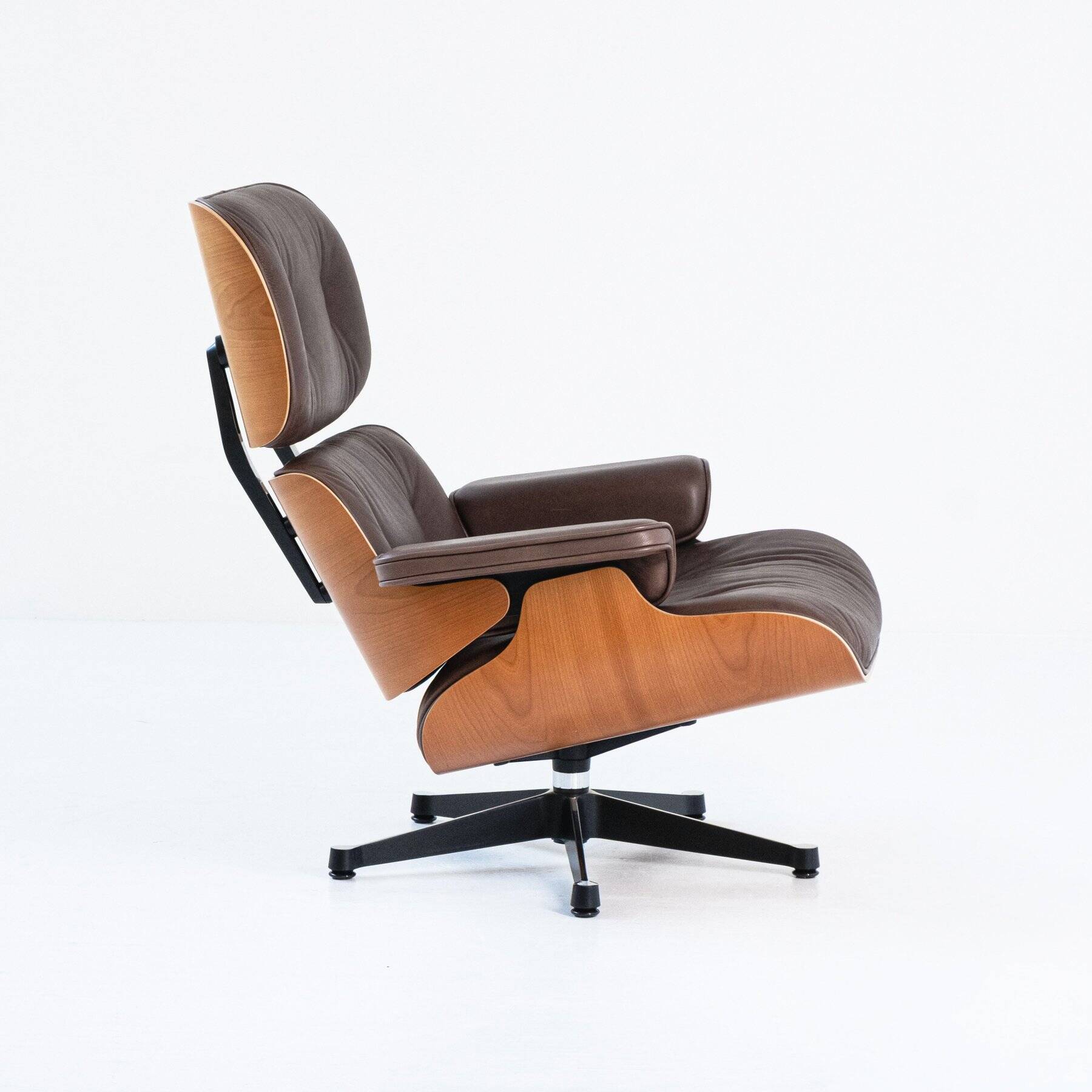 Vitra Eames Lounge Chair & Ottoman – American Cherry