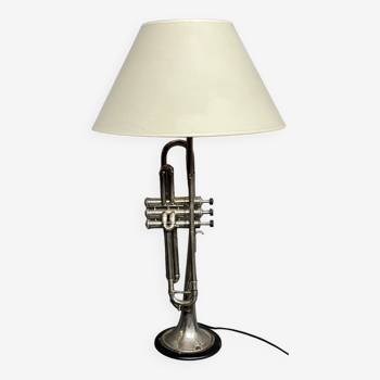 Lampe à poser en forme de trompette musicale.