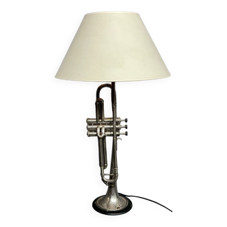 Table lamp in the shape of a musical trumpet.