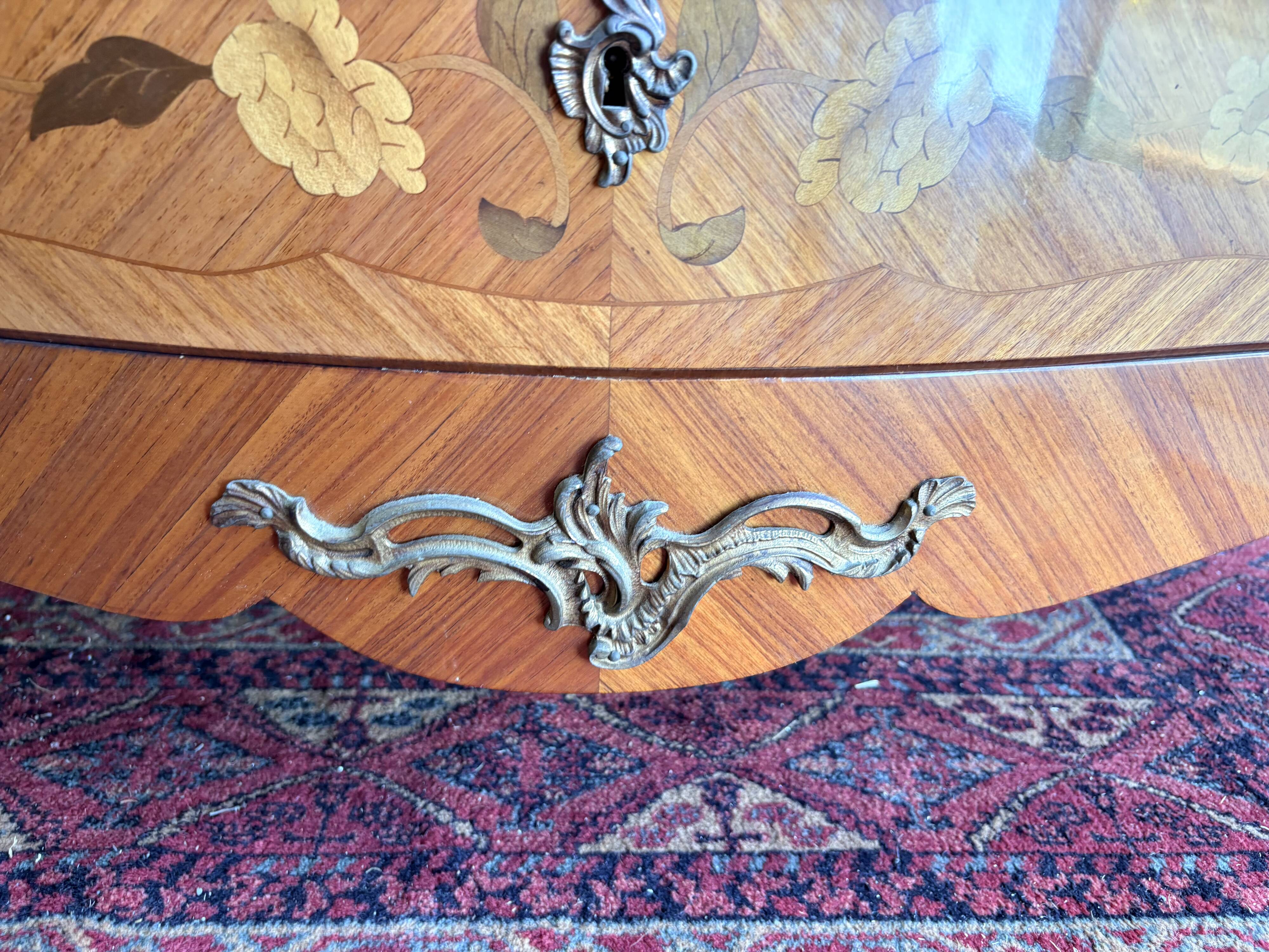 Commode galbée en marqueterie de style Louis XV, signée Marquant
