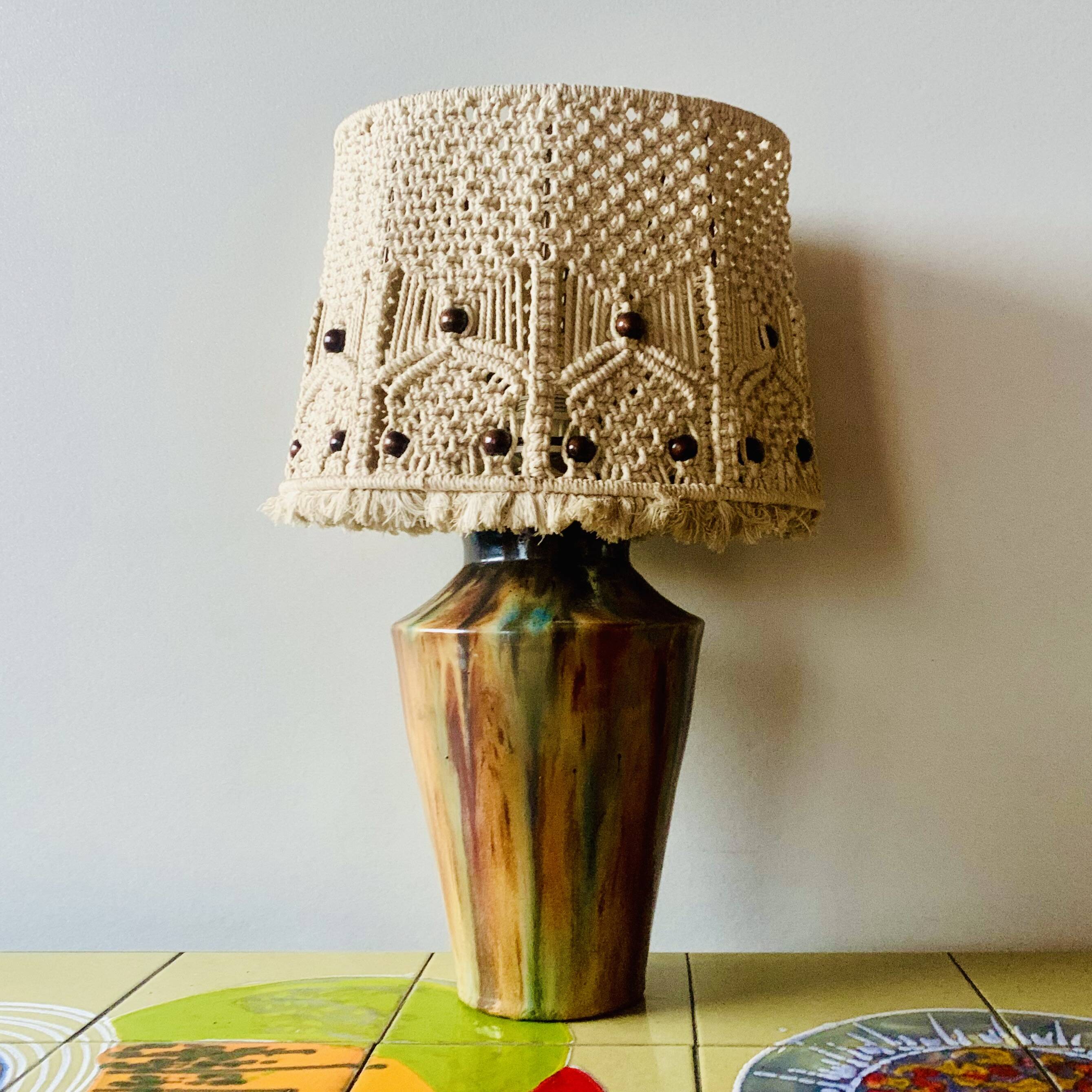 Lampe vintage à poser en grès vernissé avec abat-jour en macramé