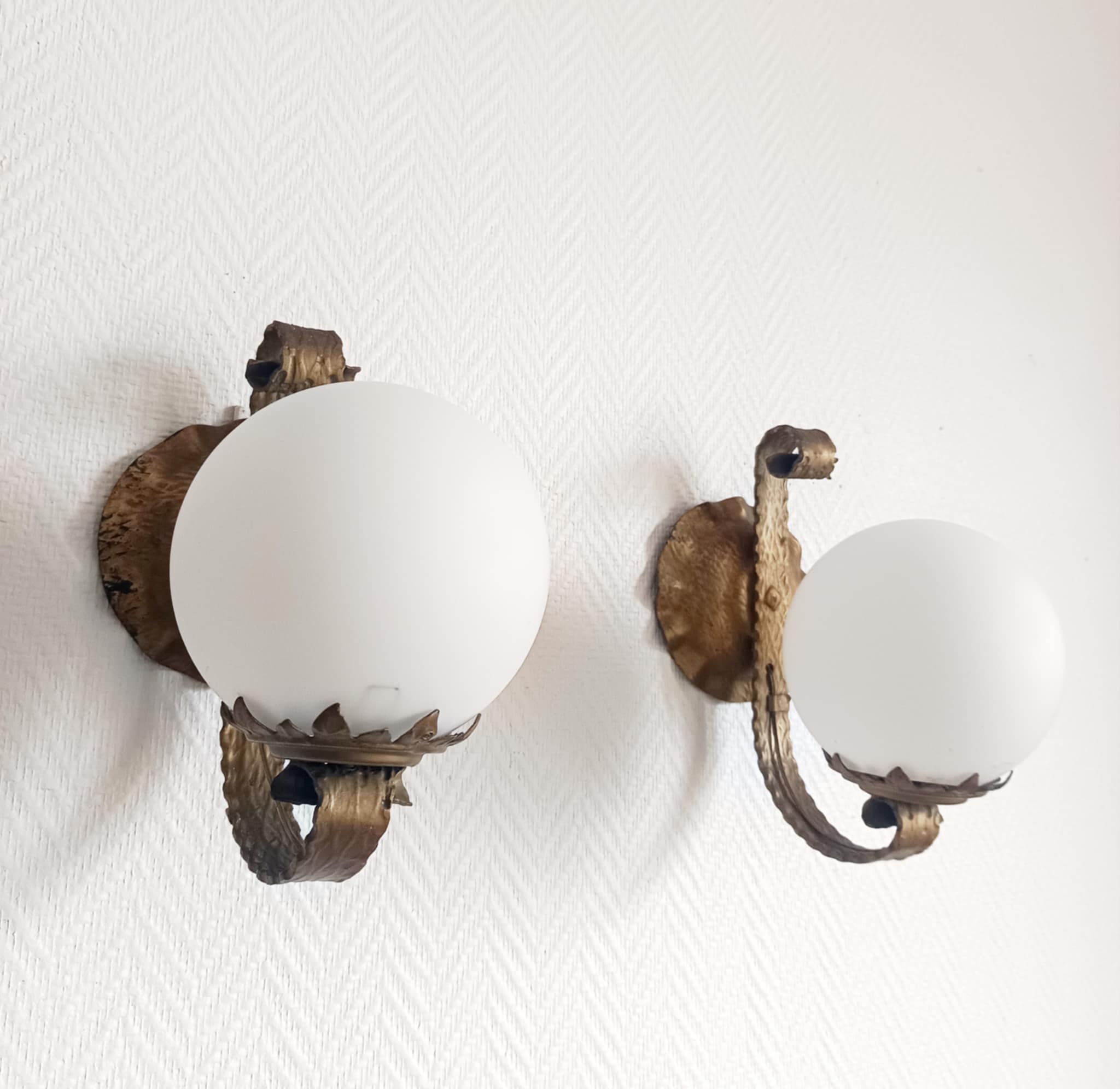 Pair of brutalist wall sconces in gilded metal from around 1970.