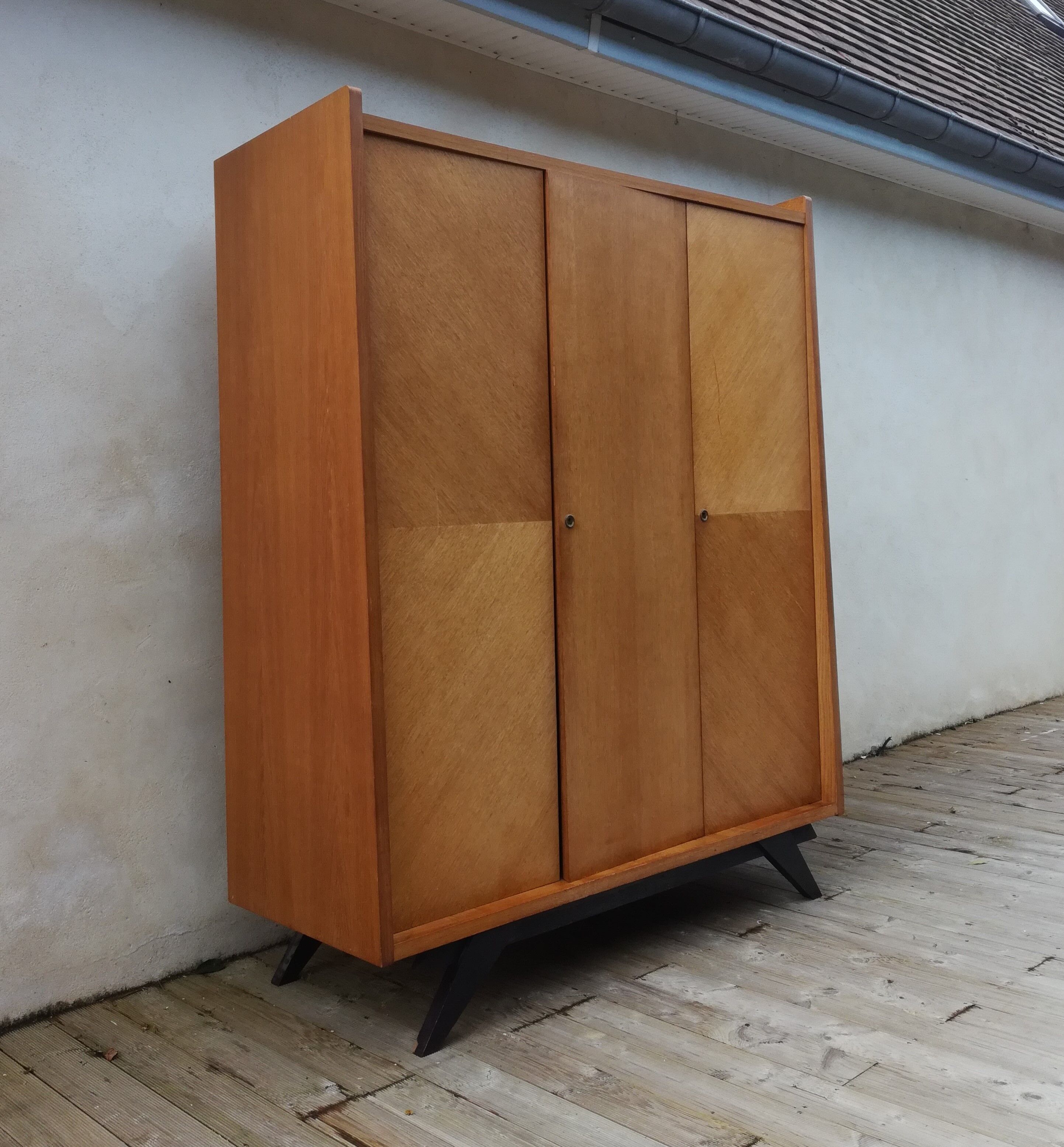 Compass foot cabinet