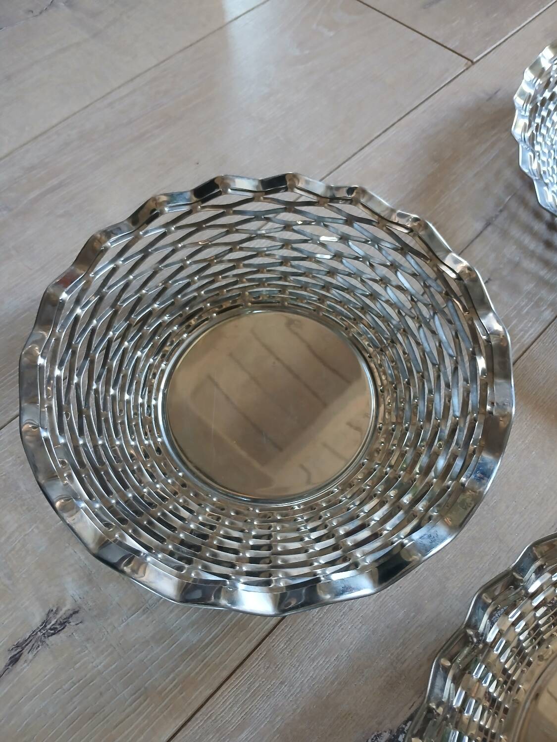 4 metal bread baskets