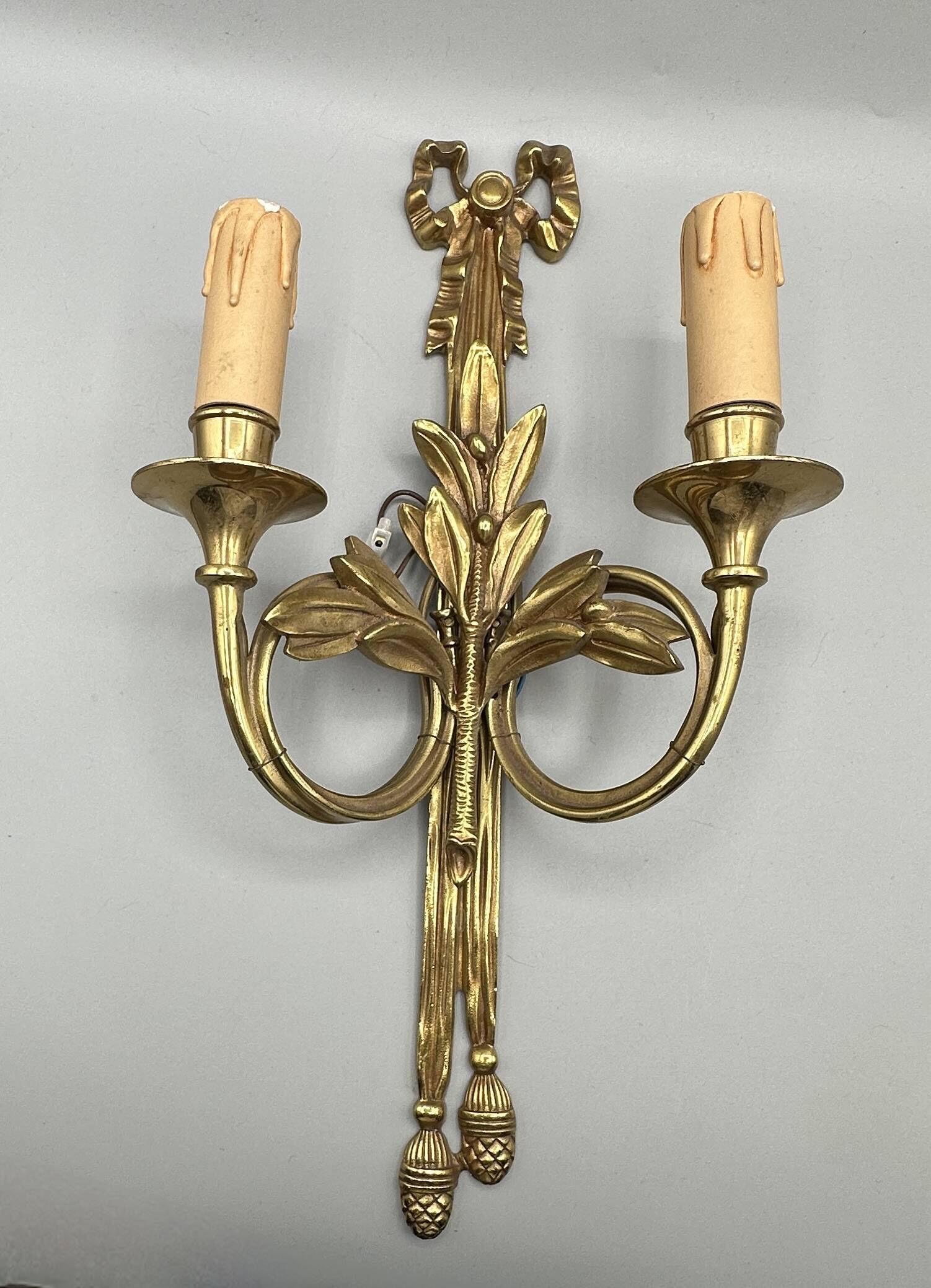Pair of gilt bronze wall sconces in hunting horn style, Louis XVI.