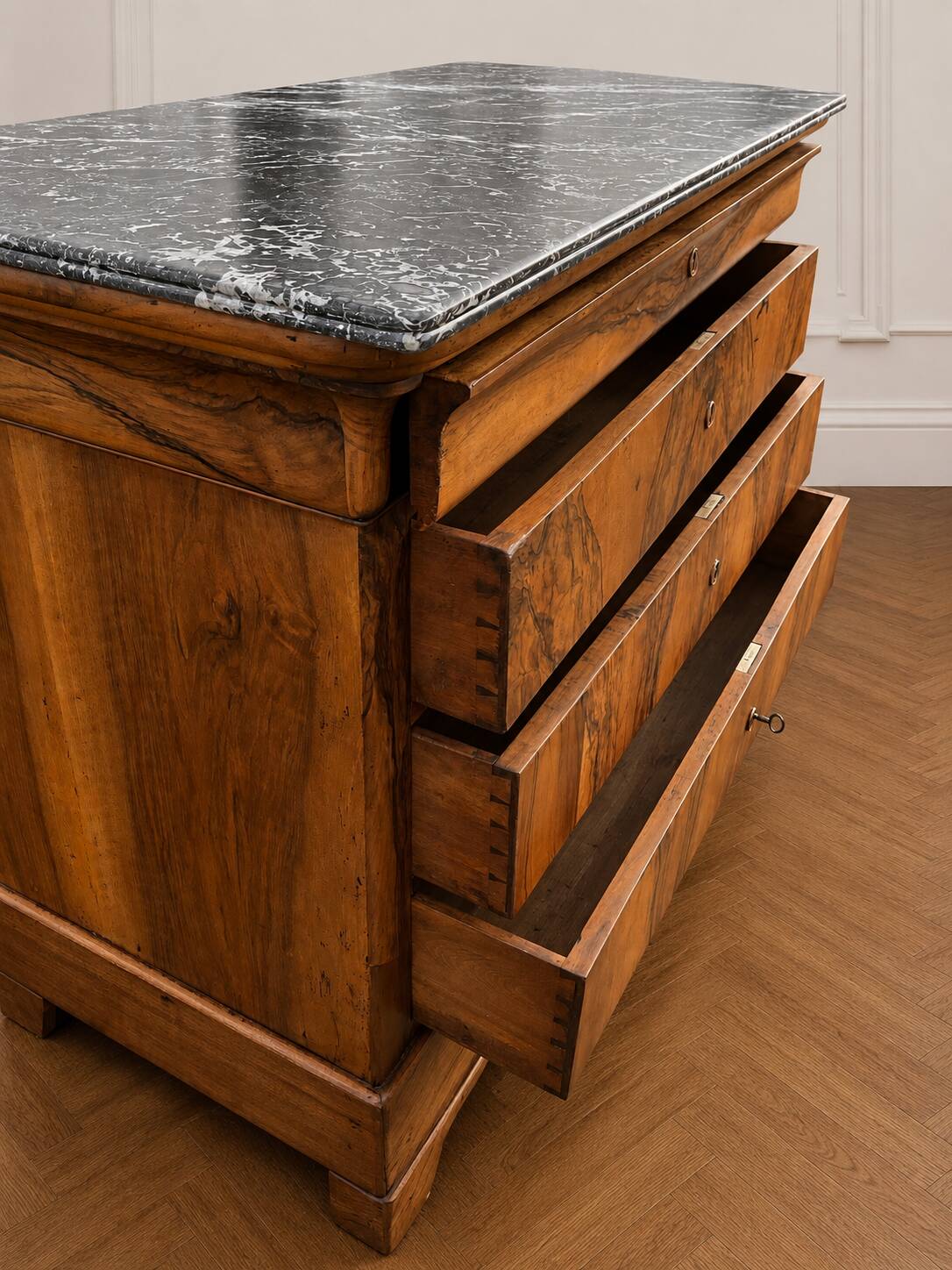 Commode d’époque Louis-Philippe en ronce de noyer, milieu du XIXe siècle