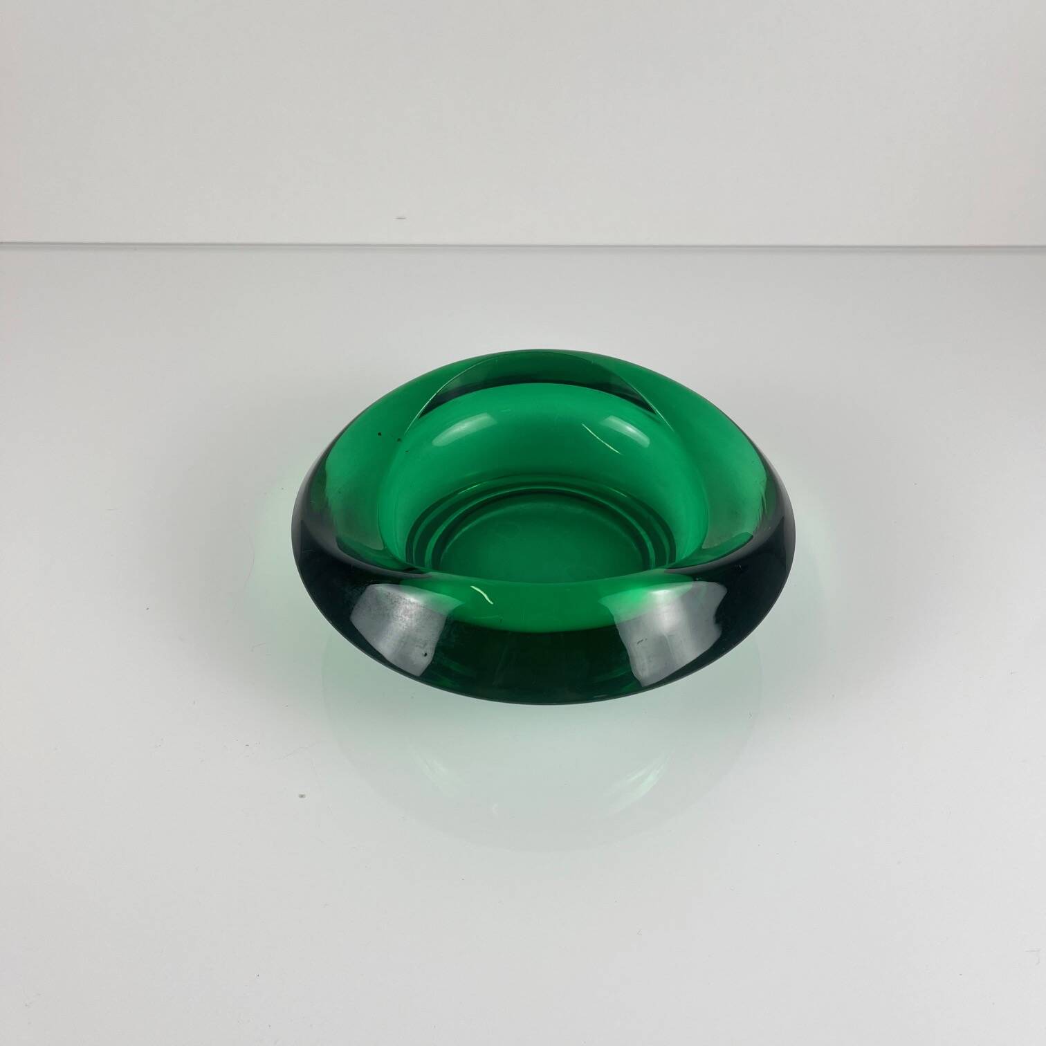 Vide poche / cendrier en verre vert, Tchéquie, 1960
