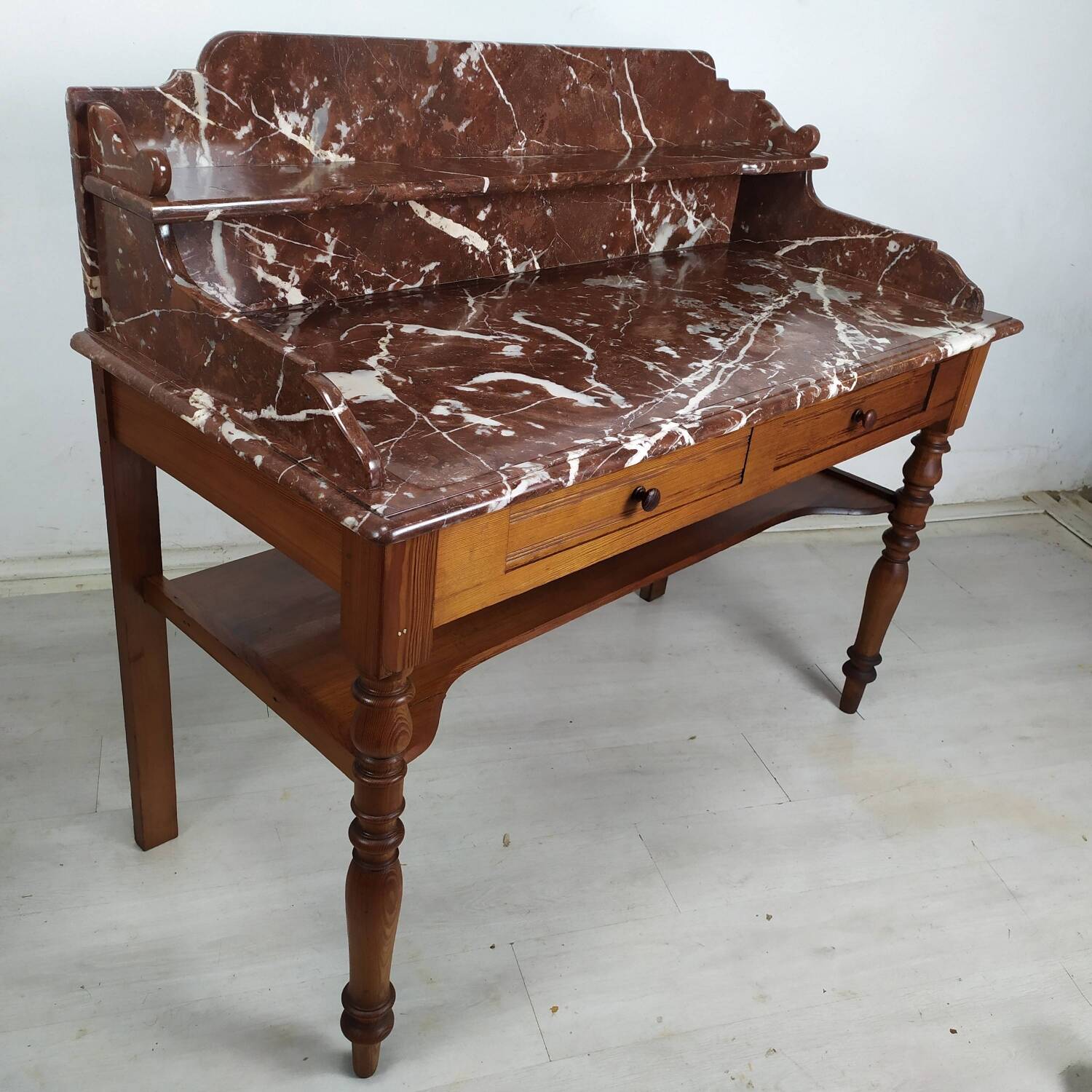 Burgundy marble dressing table
