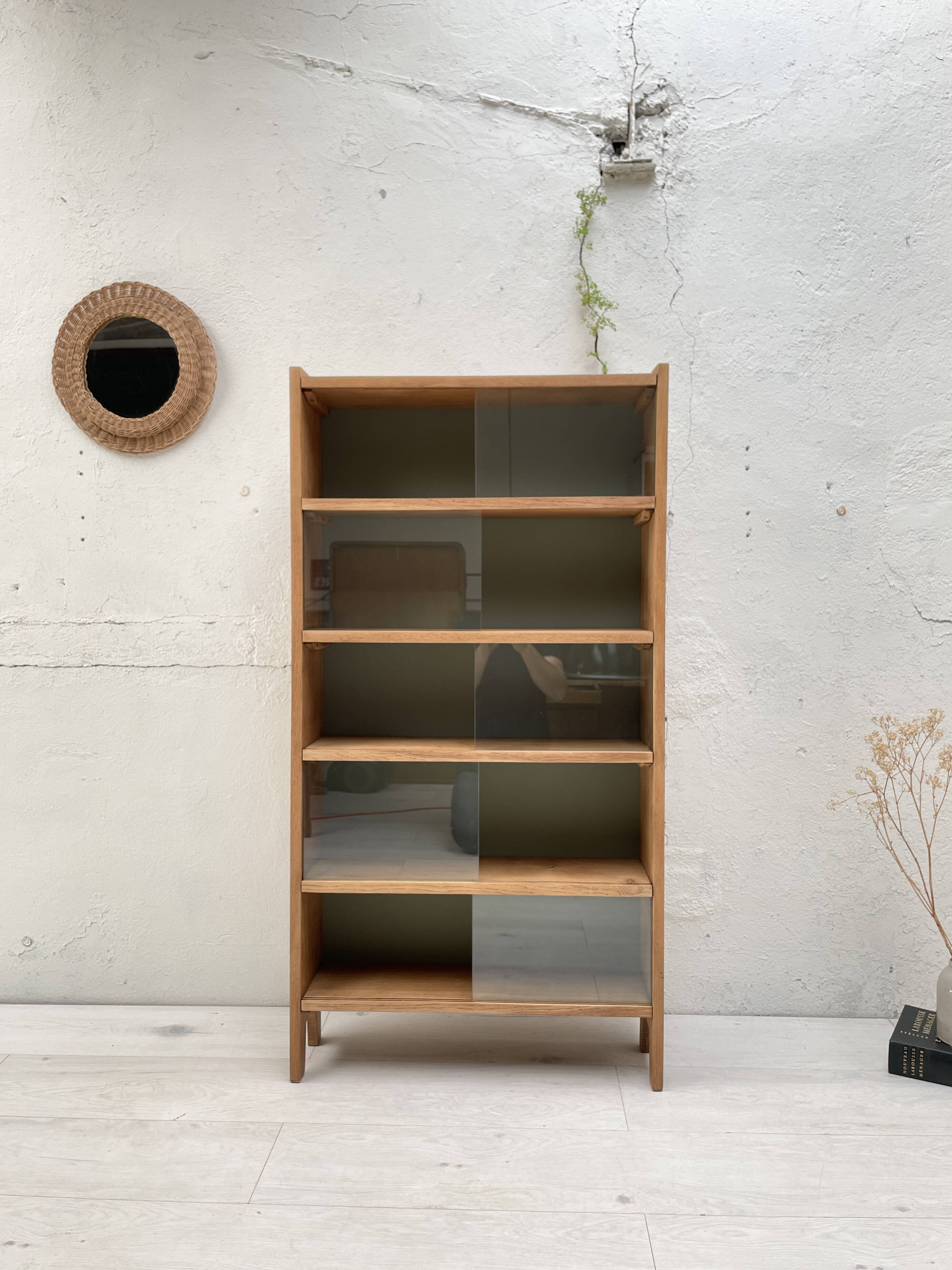 Vintage bookcase in solid oak.