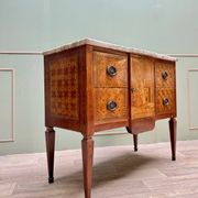 Commode en marqueterie à ressaut centrale de style Transition, XIXème siècle
