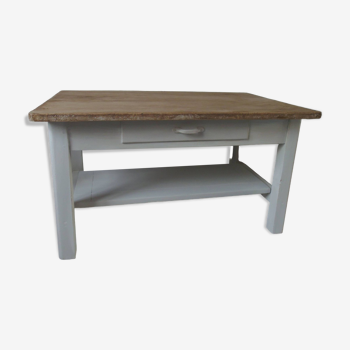 Table basse réalisée à partir d'une table vintage, piètement patiné gris perle.