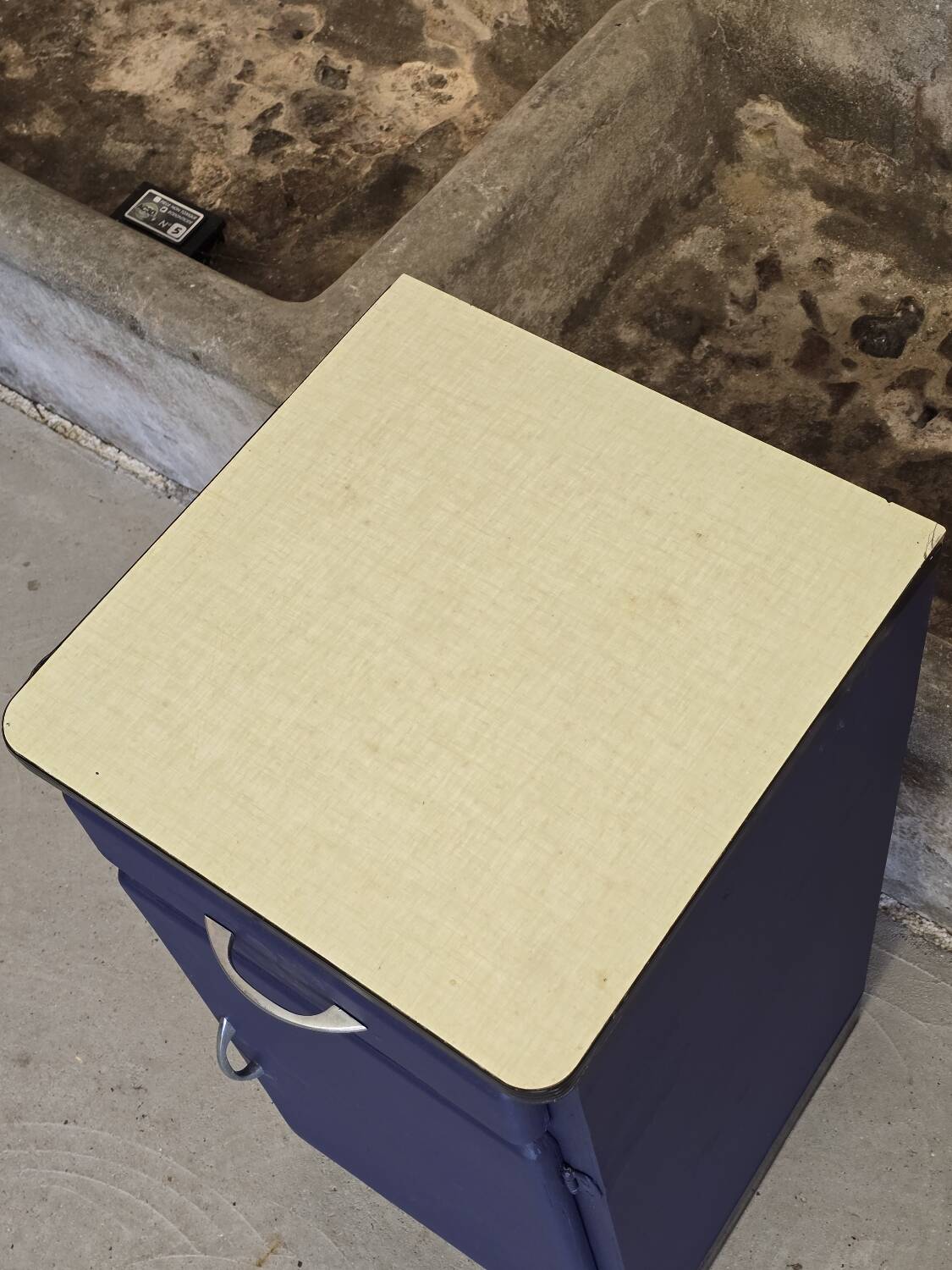 Petit meuble de cuisine Mado 1960 repeint en bleu de Sèvres