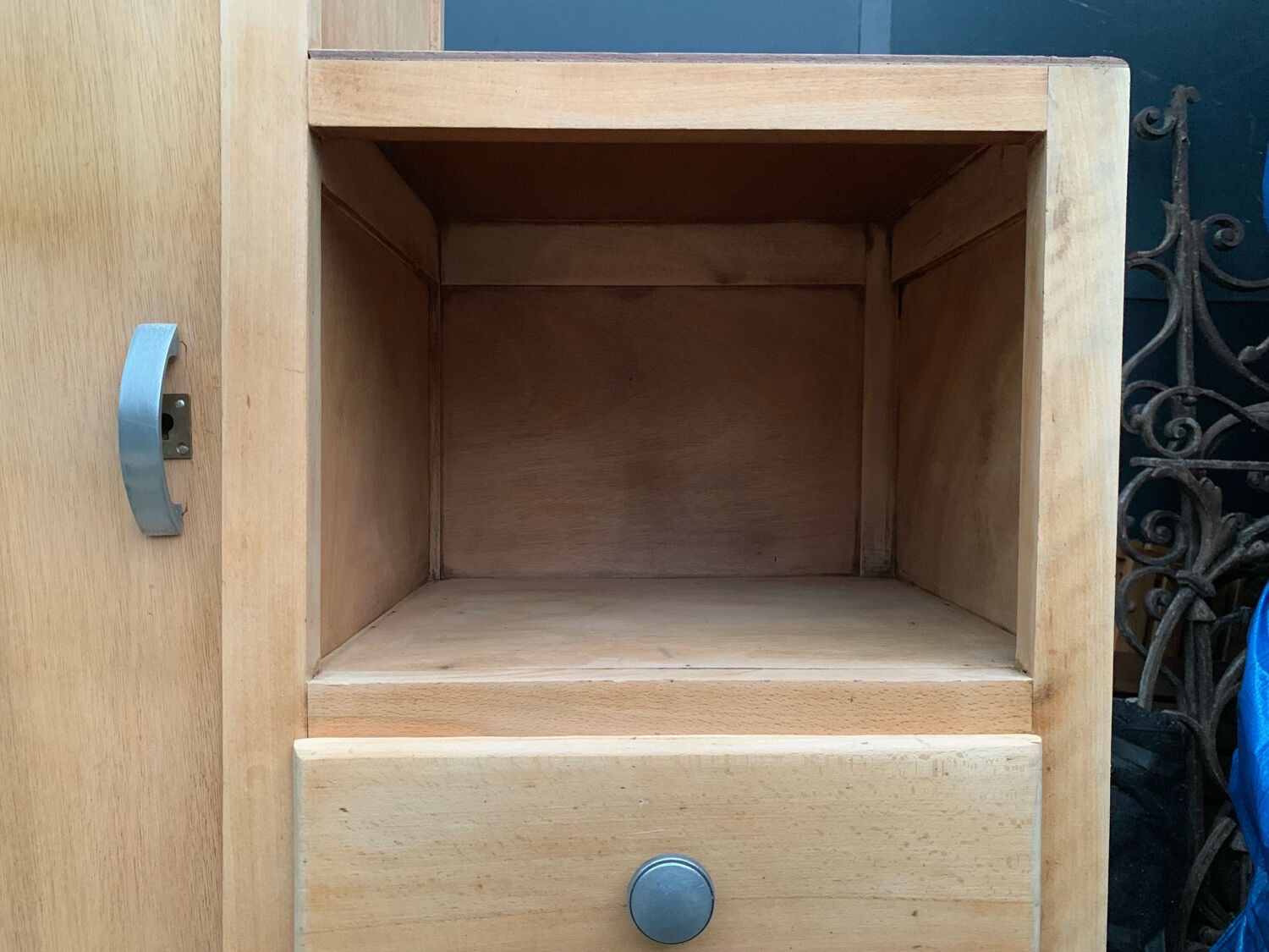 Armoire parisienne asymétrique bois brut 1950