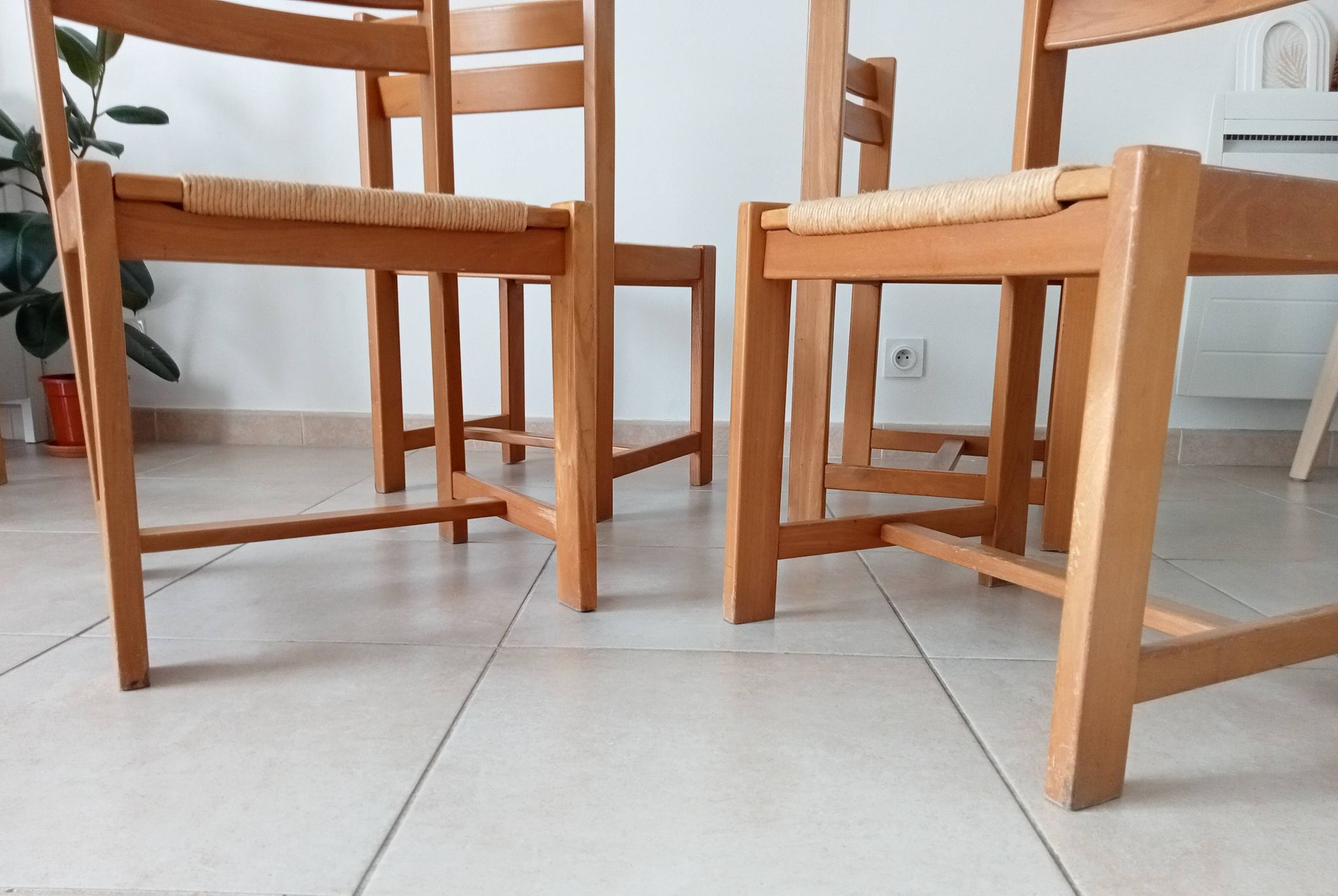 Set of 2 vintage chairs in solid elm and rush in the style of Regain/Asserbo.