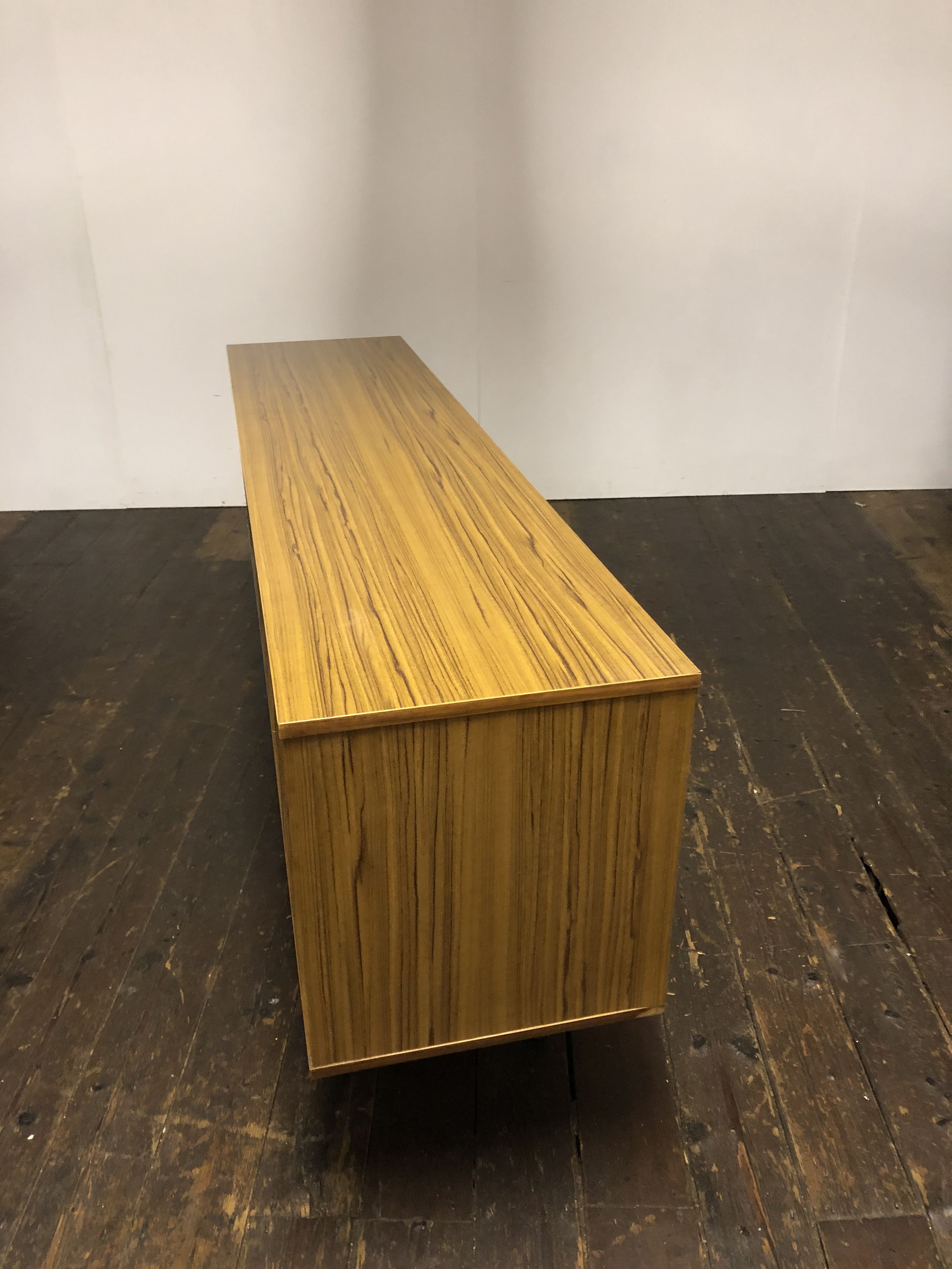 Vieille buffet milieu du siecle en teck design scandinave danois des années 70