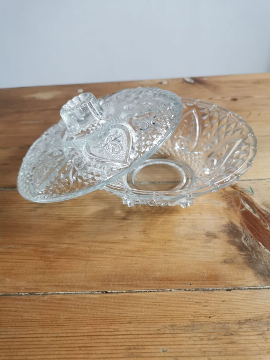 Chiseled glass candy box