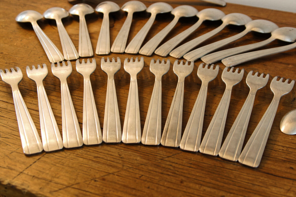 Art Deco cuttlery in silver metal