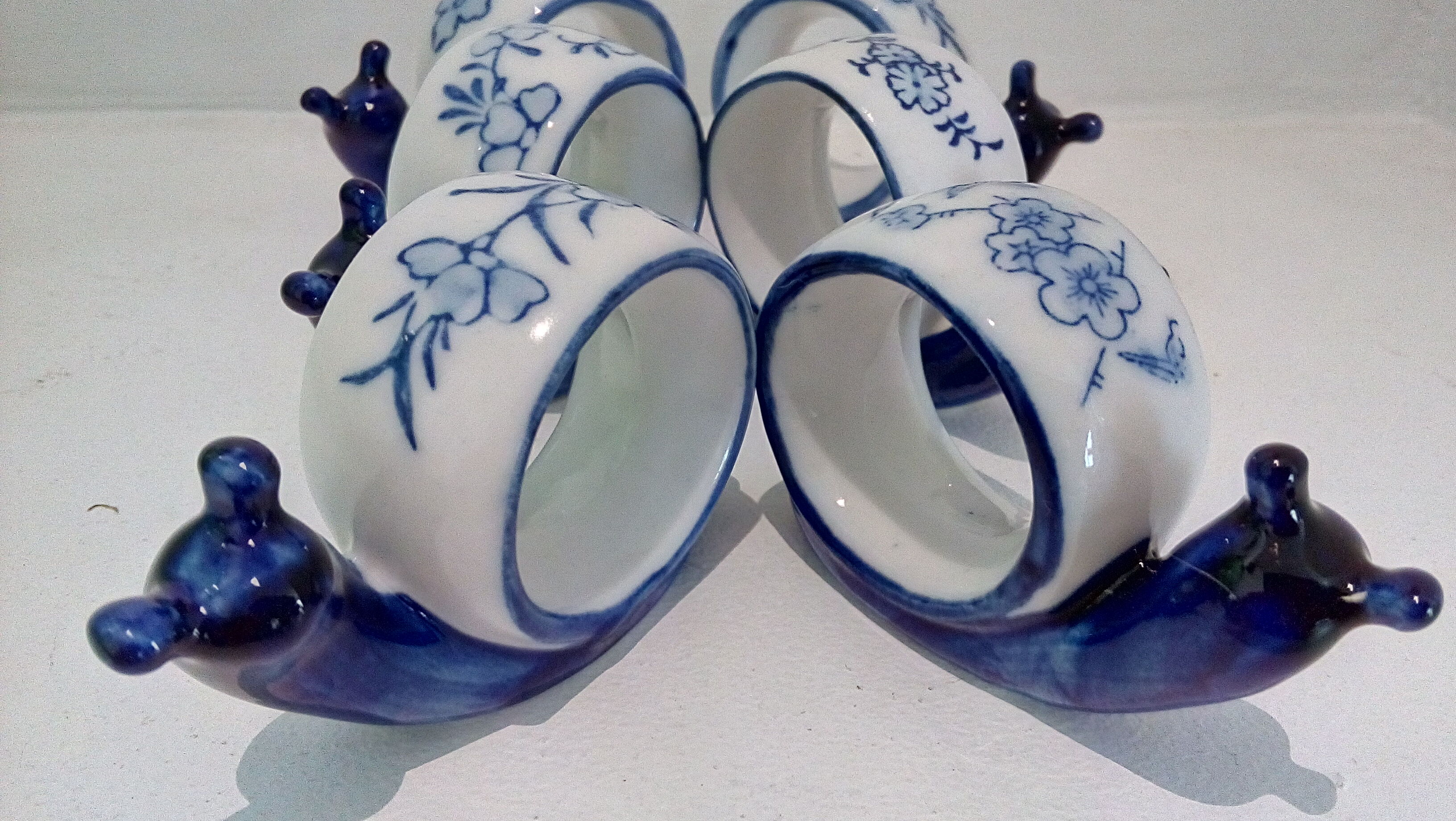 Set of 6 rounds of blue ceramic snail towel