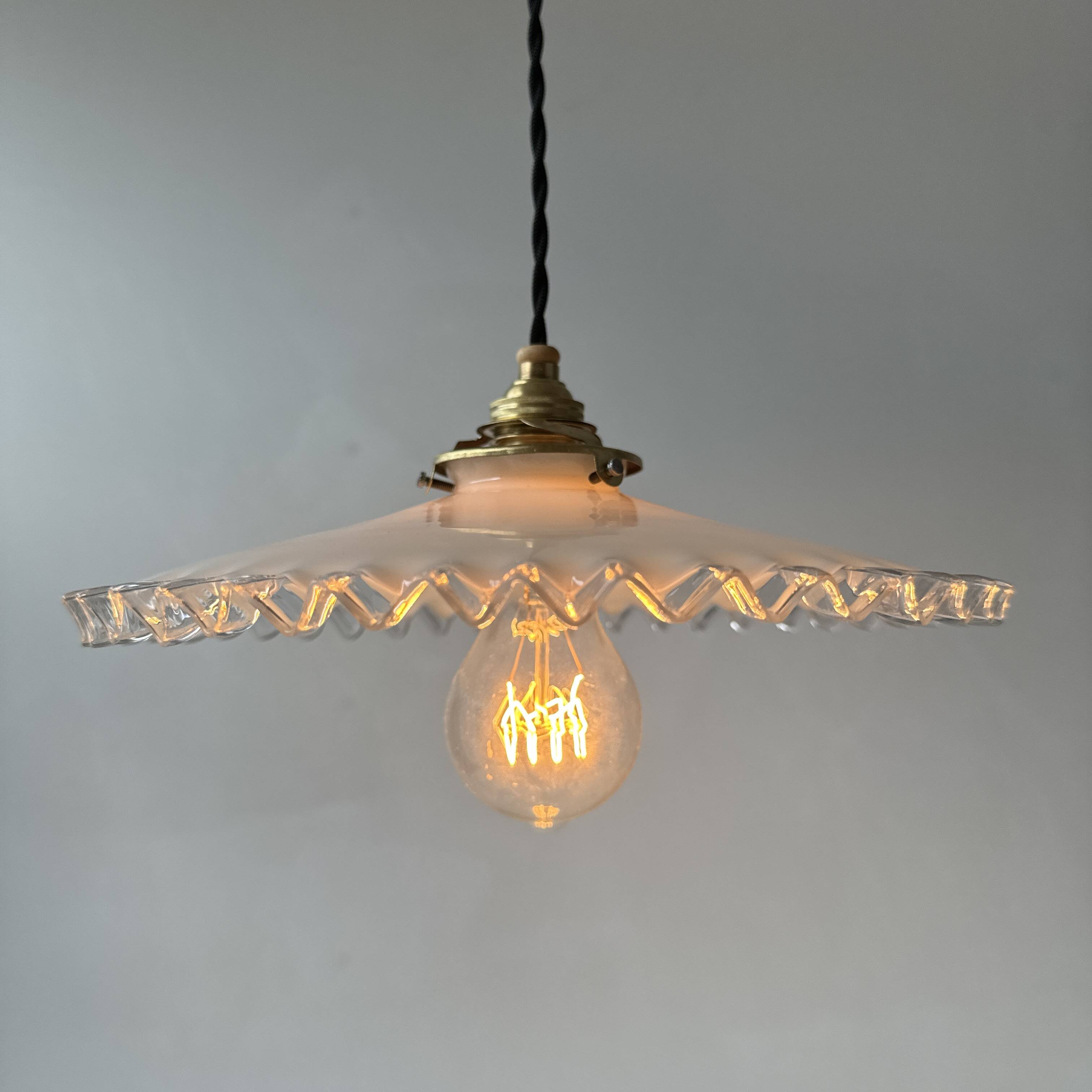Vintage 26 cm opaline laced suspension
