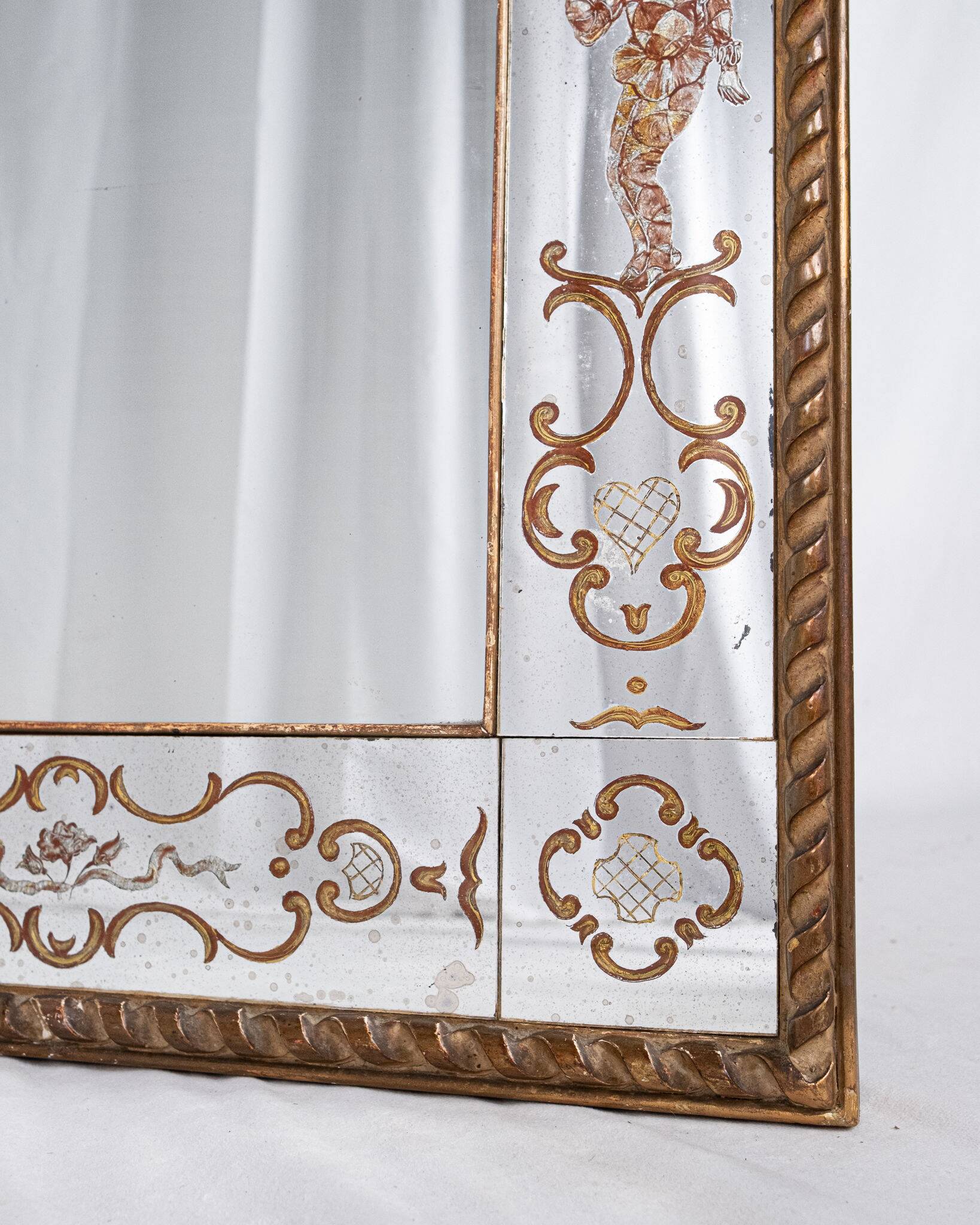 Miroir italien en verre églomisé, à parecloses, début XXe siècle