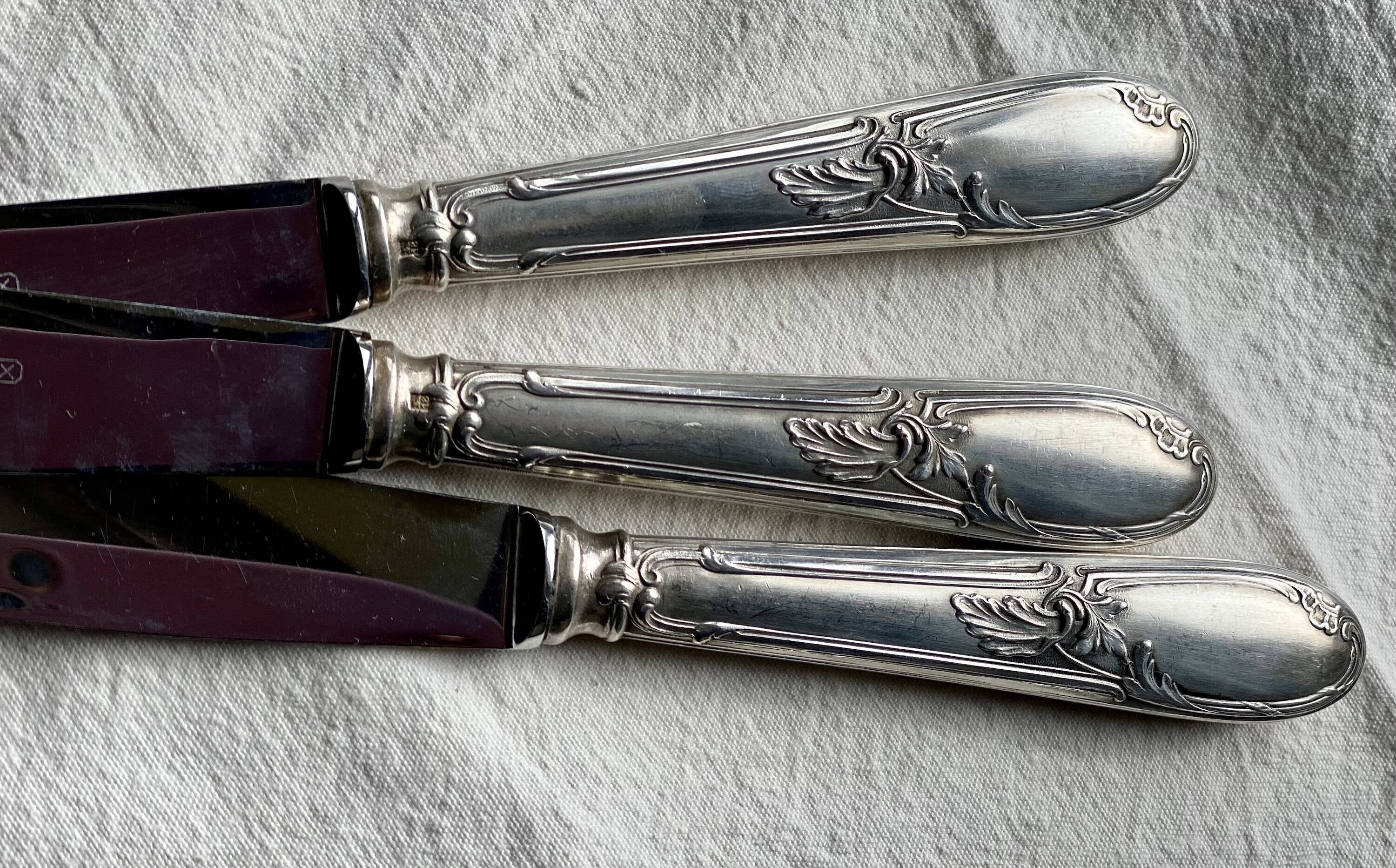 Set of 12 silver-plated metal table knives in Art Nouveau style.
