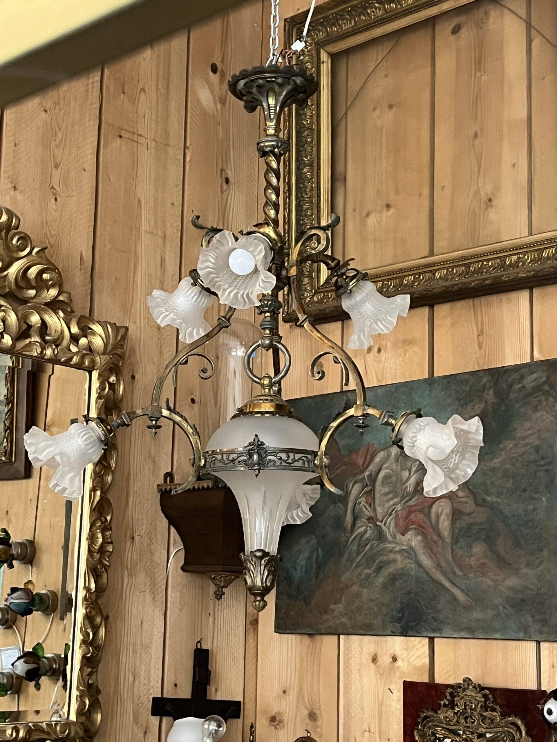 19th century brass and bronze chandelier, Napoleon III, illuminated by 6 tulips and a central globe