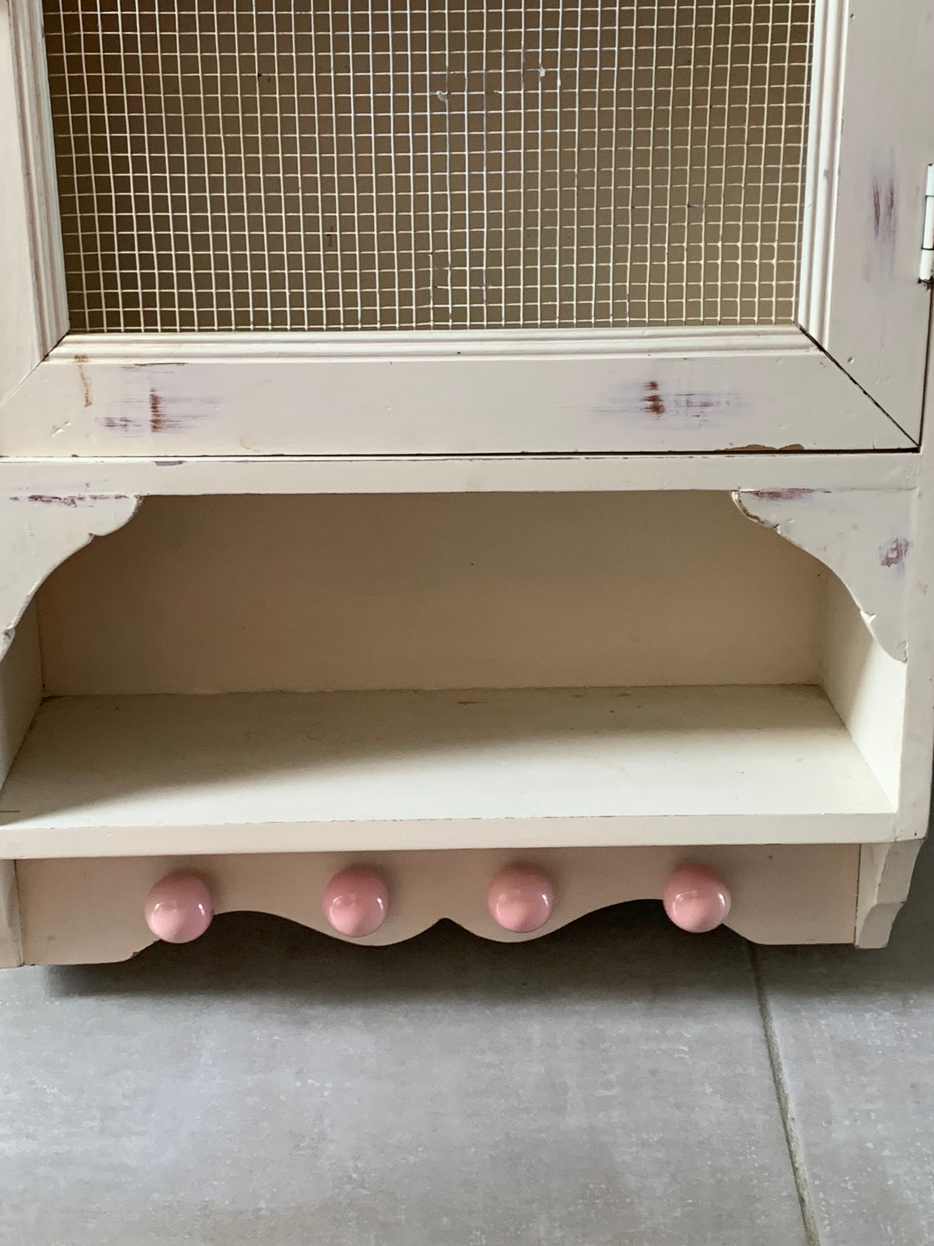 Hanging cabinet