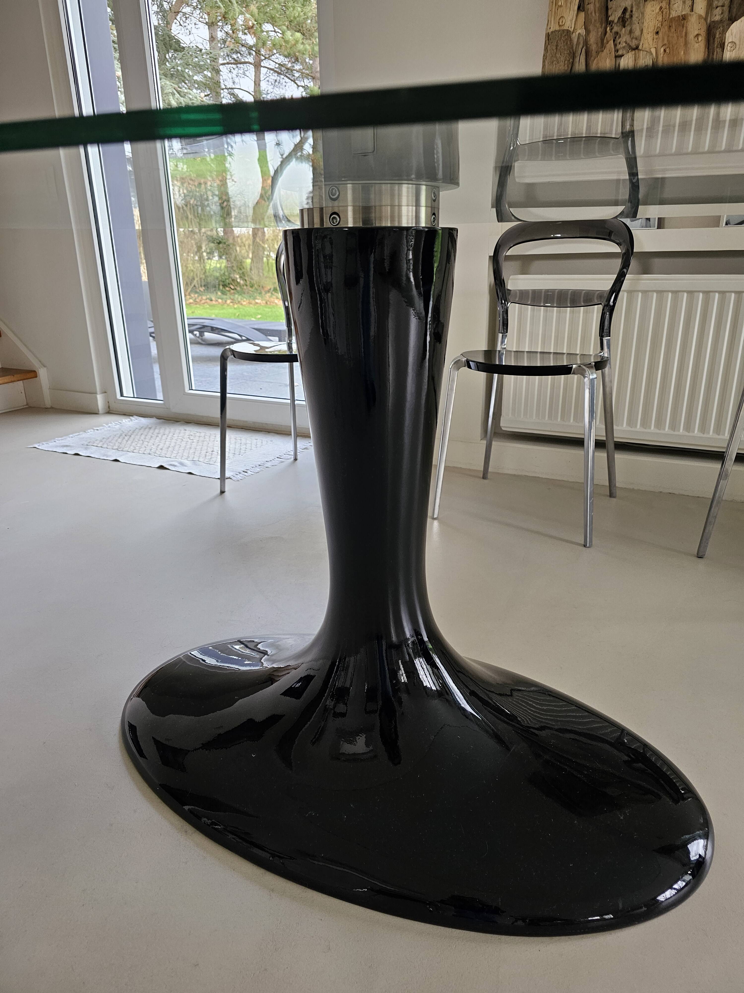 Oval tempered glass table