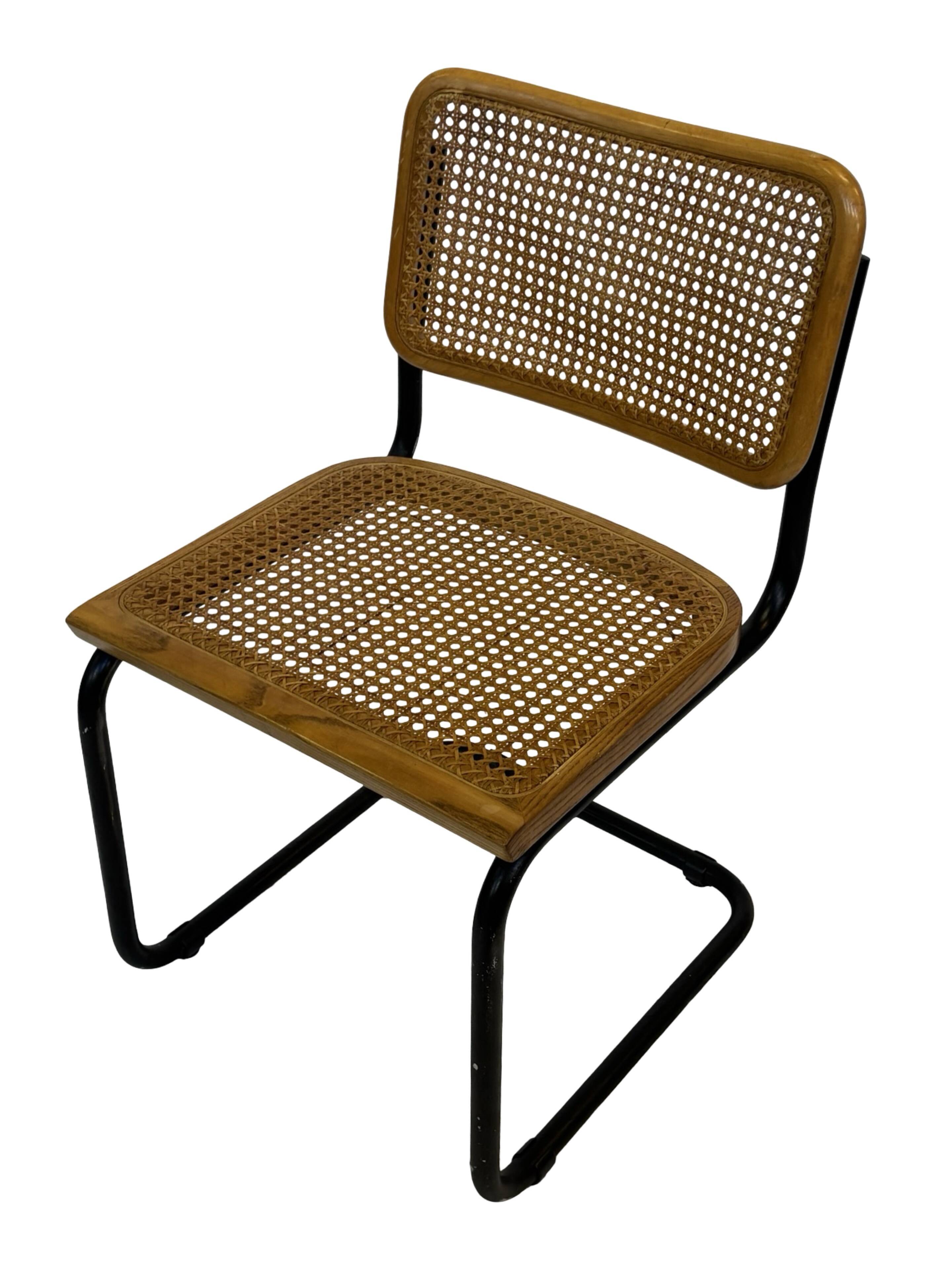 Ensemble de 4 chaises Cesca B32 conçues par Marcel Breuer, cadre noir.