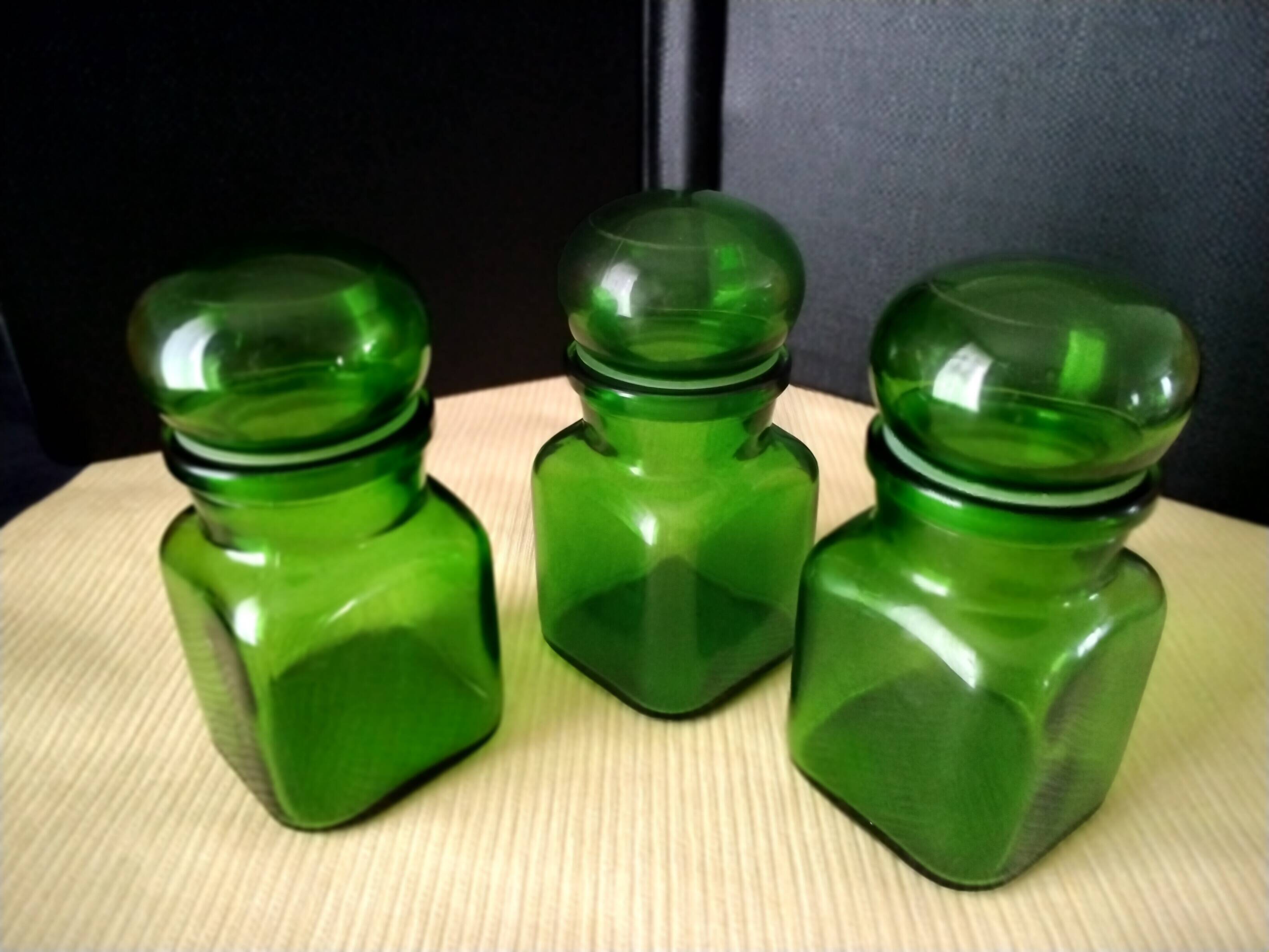 3 pots, flacons en verre vert, années 70