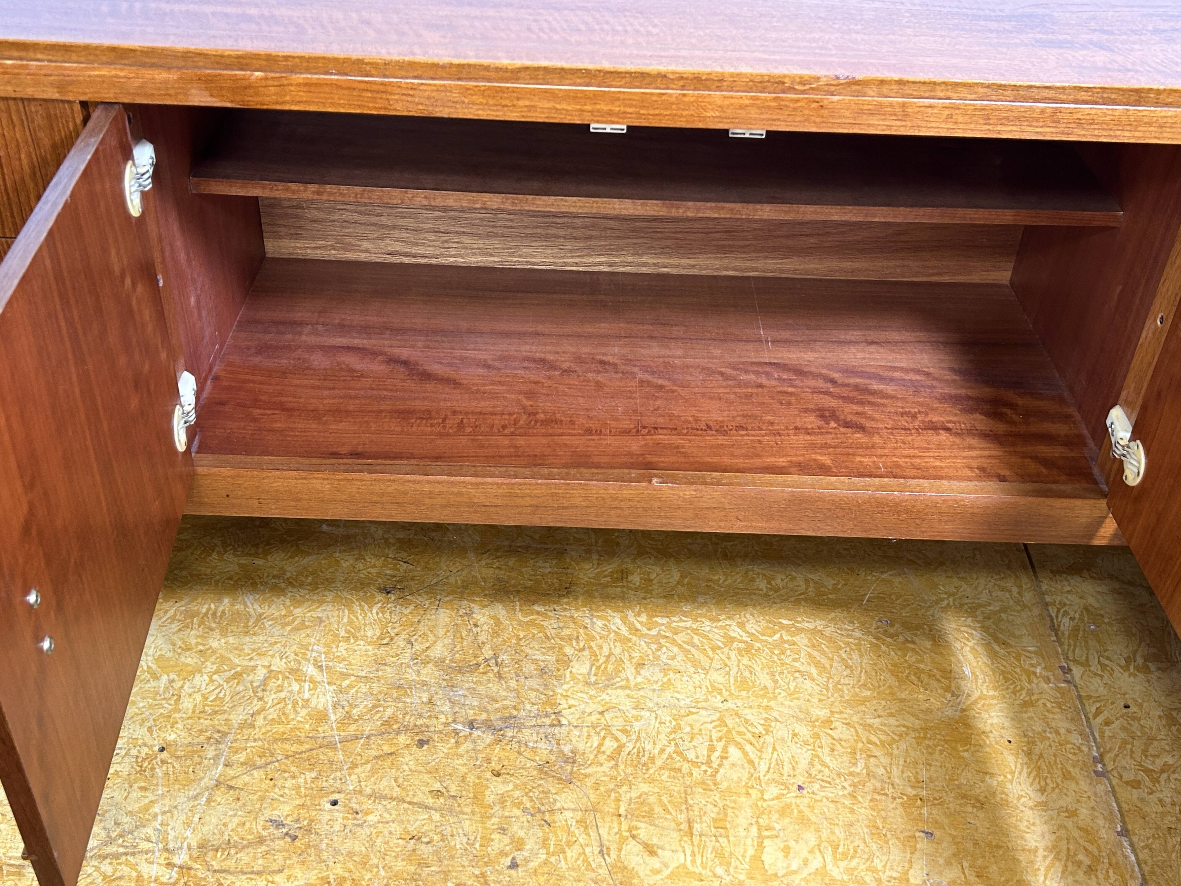 Buffet rétro vintage en teck du milieu du siècle par Beautility – Élégant des années 1960
