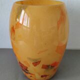 Soisy vase on school