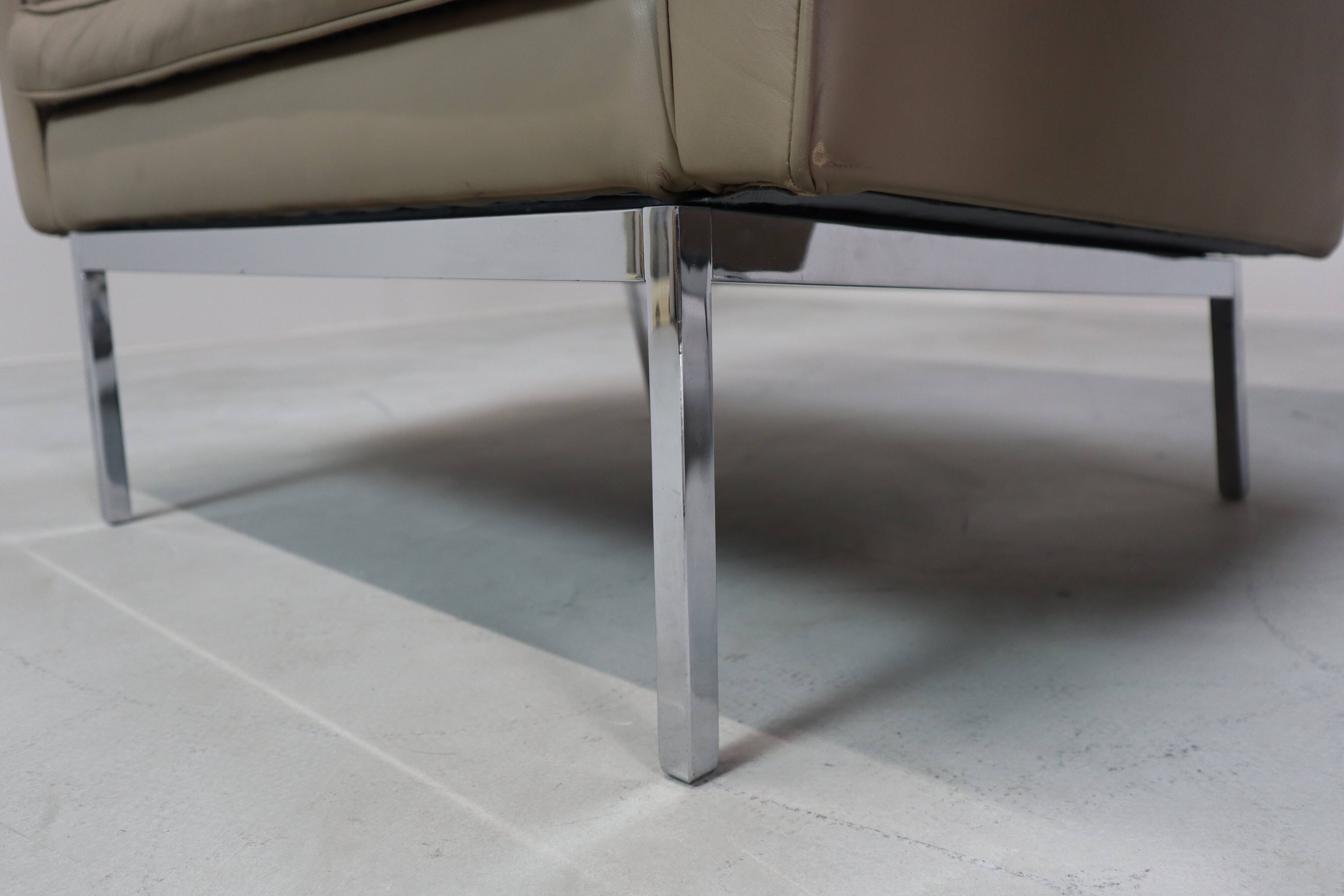 Florence Knoll lounge chairs model 65a for Knoll International.