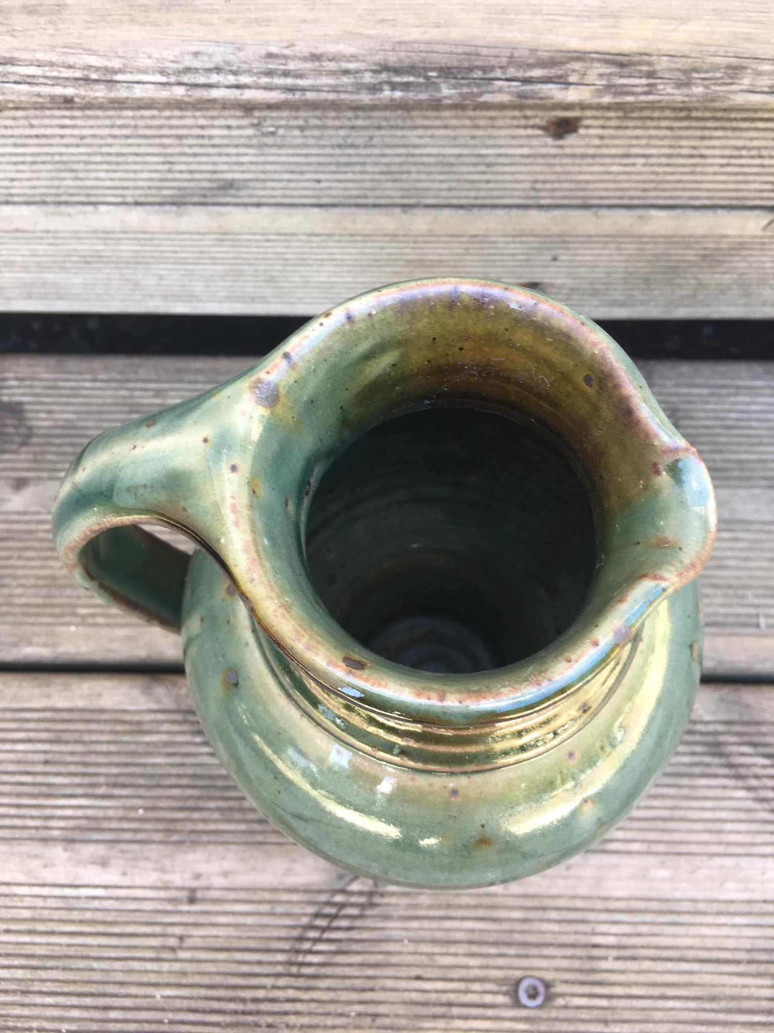 Pichet sur pied en grès vernissé, vert et marron