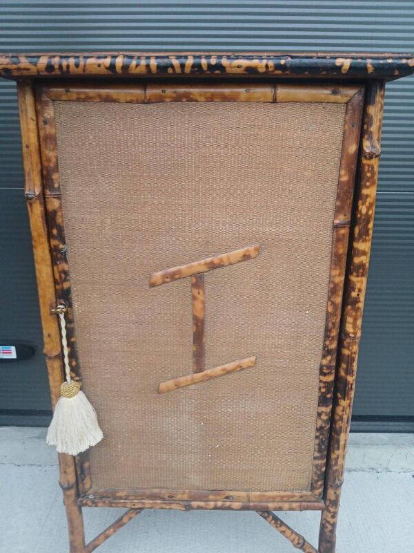 Armoire en bambou brûlé et toile d 'herbe