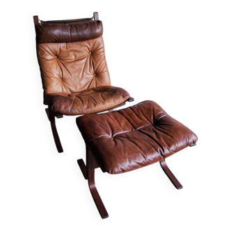 Fauteuil Siesta d'Ingmar Relling avec repose-pieds — structure en bois courbé brun foncé, cuir cognac