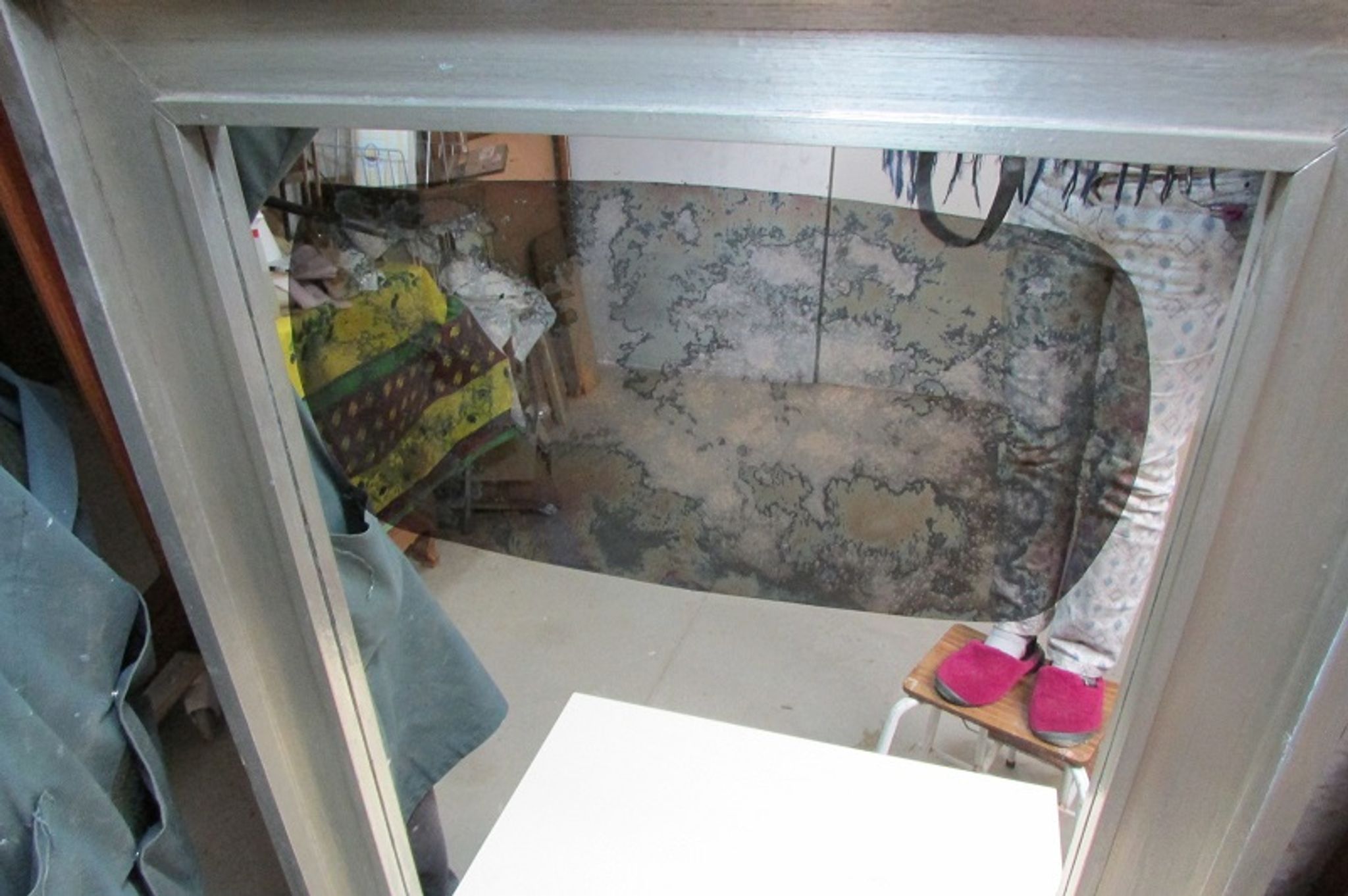 Miroir en étain originaire d'Espagne 76x101cm