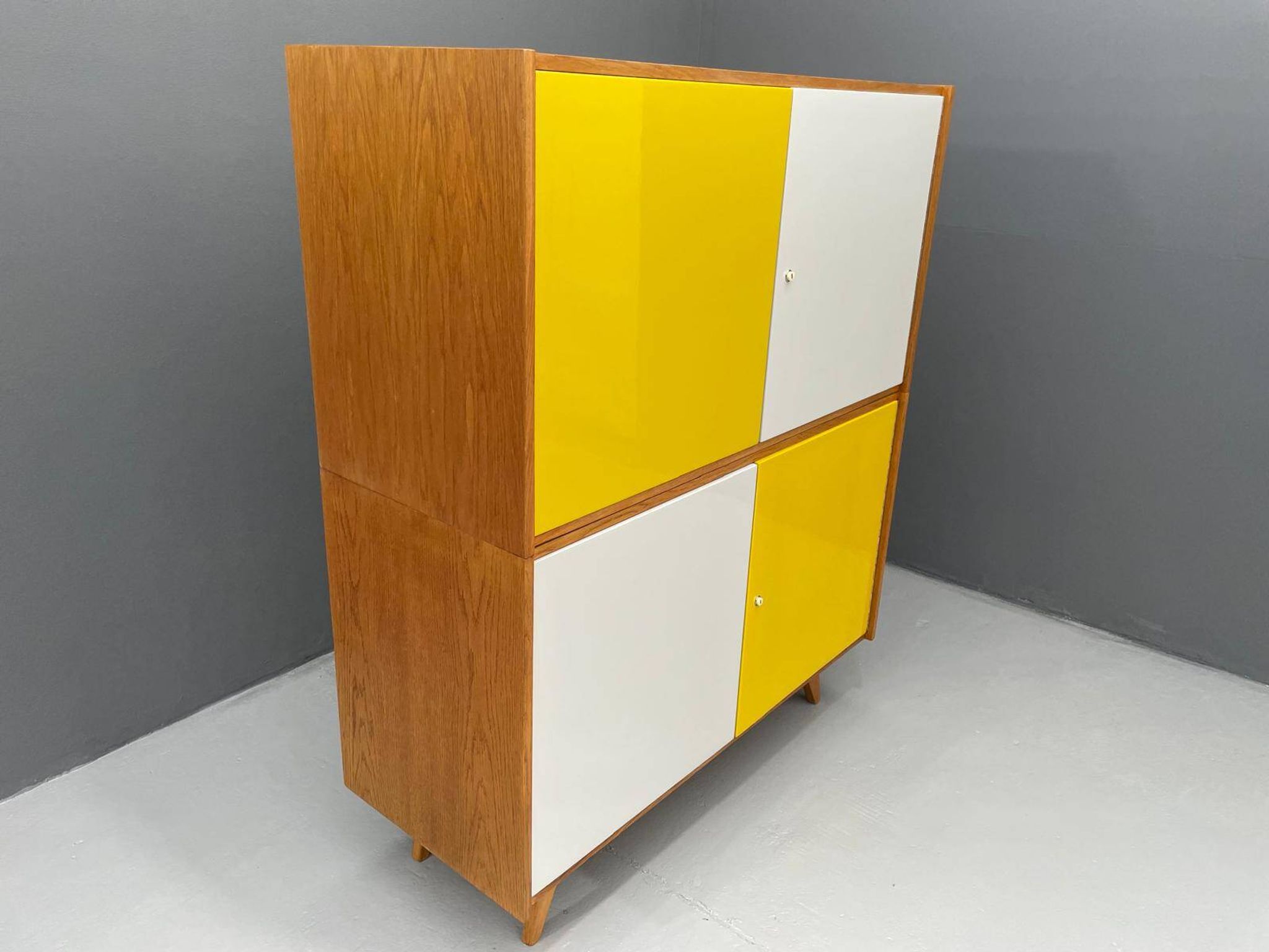 Armoire U-450 en placage de chêne, variante jaune et blanc, Jiří Jiroutek pour Inte