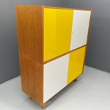 Armoire U-450 en placage de chêne, variante jaune et blanc, Jiří Jiroutek pour Inte