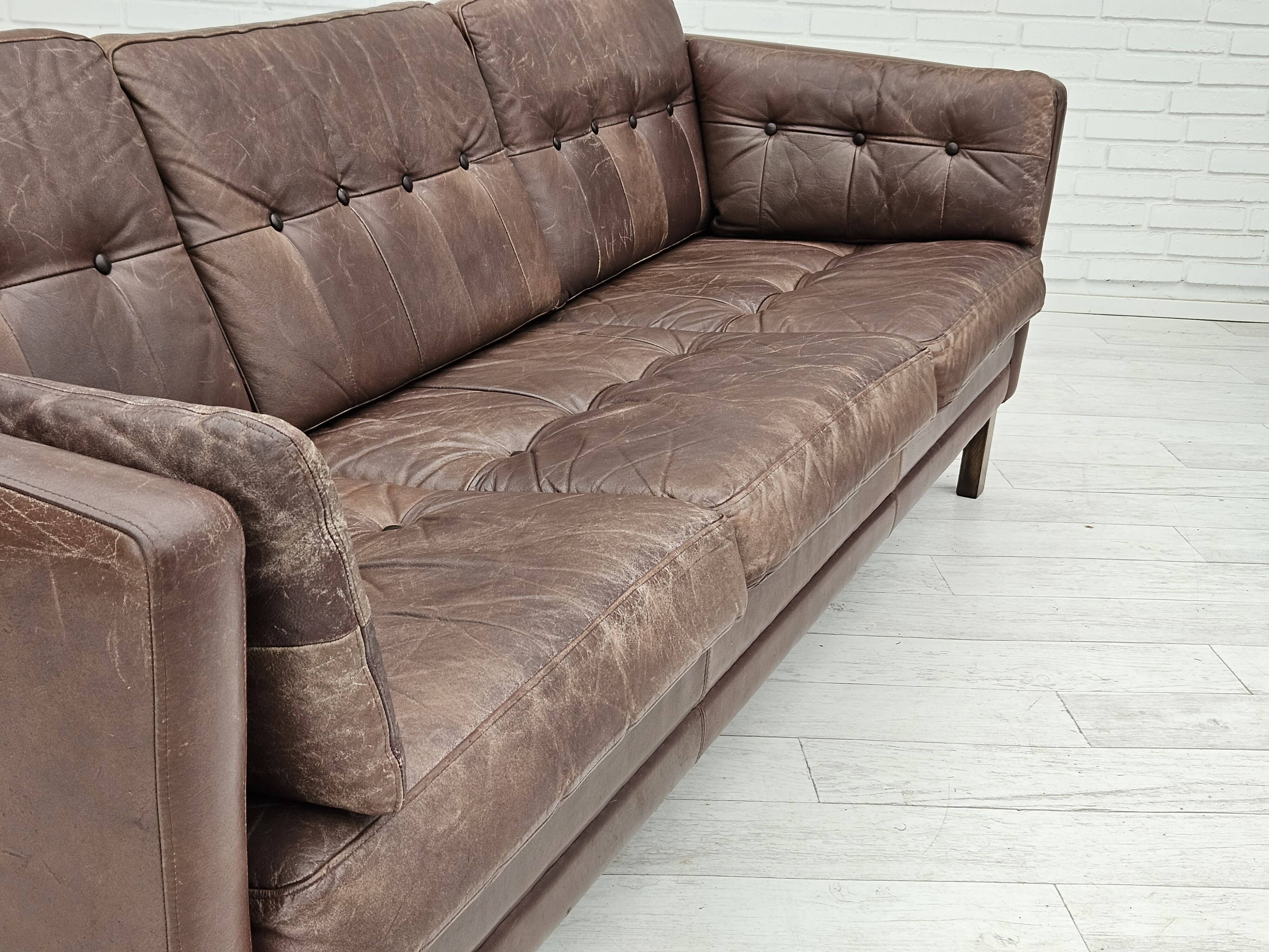 Années 1970, canapé classique danois 3 places, cuir marron d'origine.