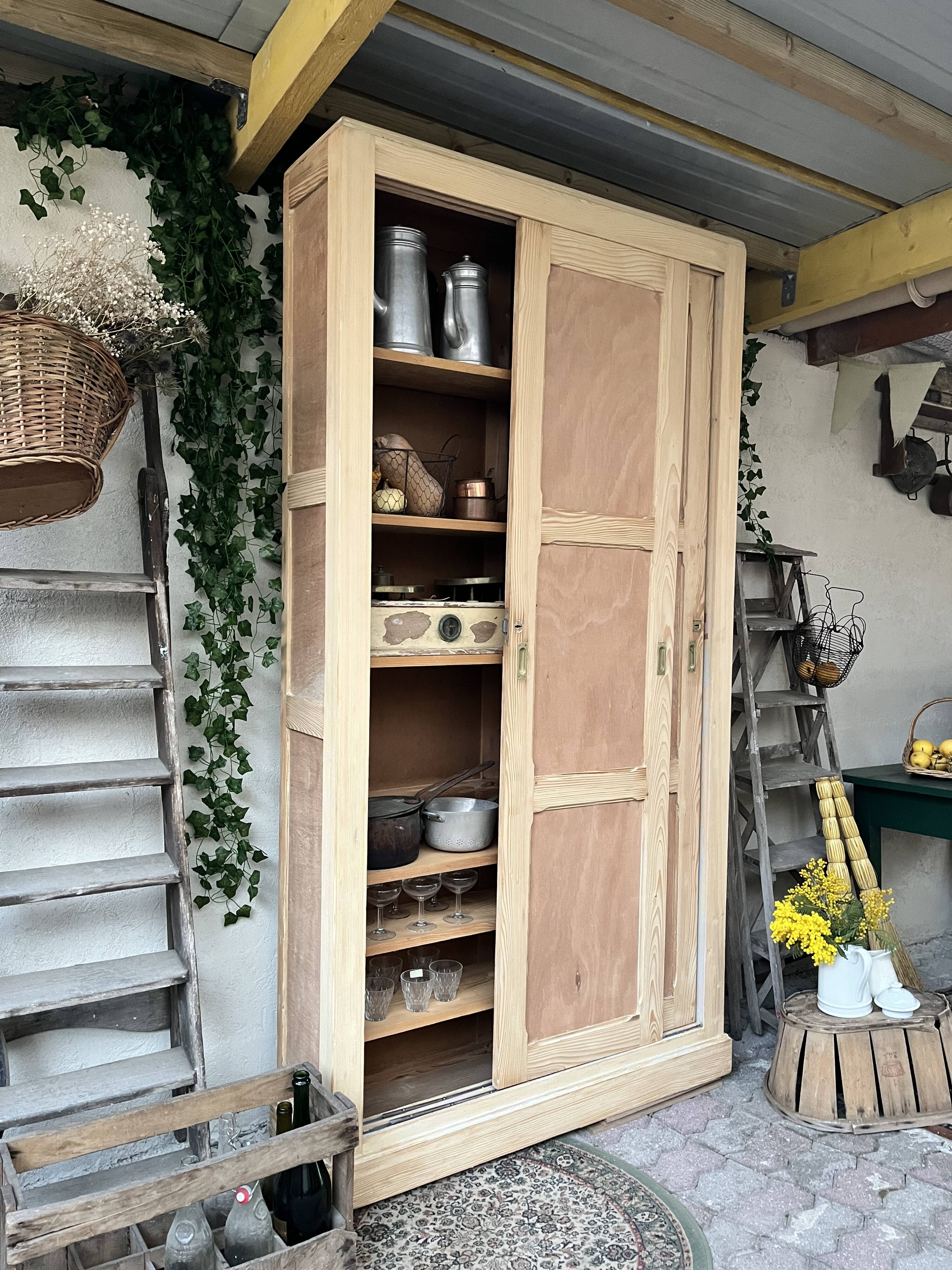 Meuble de métier, armoire en bois
